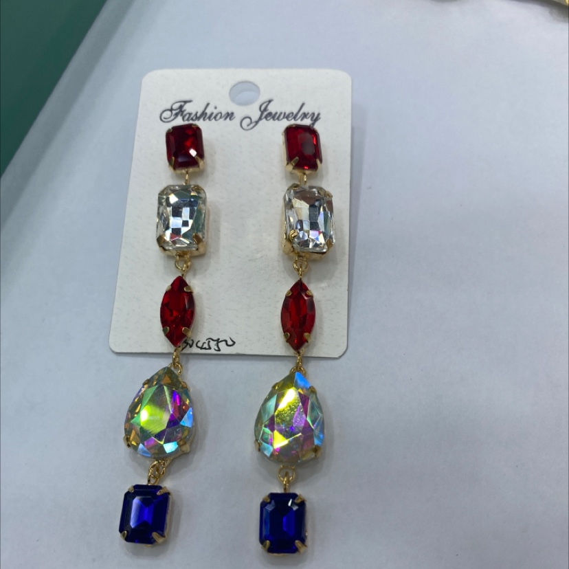 Louis: OuDI 2022 network explosive new earrings, fashion, personality, exaggerated design style, 2022020 new products.