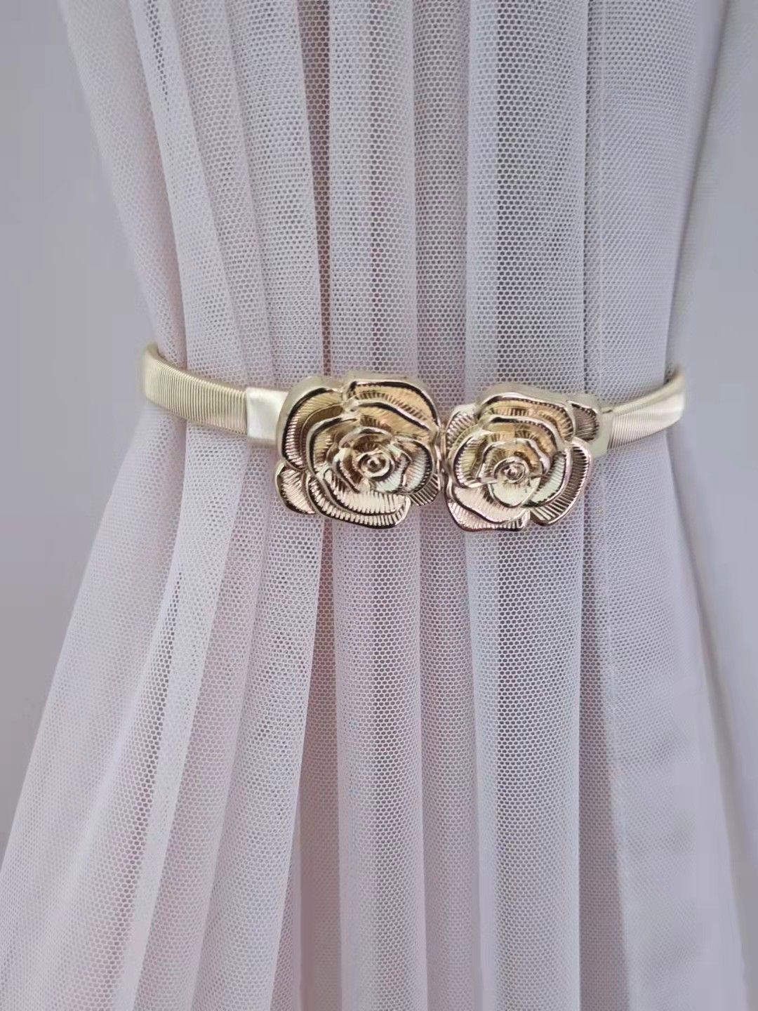 Factory direct sales of modern no-hole series curtain accessories without installation of spring buckle art curtain buckle Application Scenario