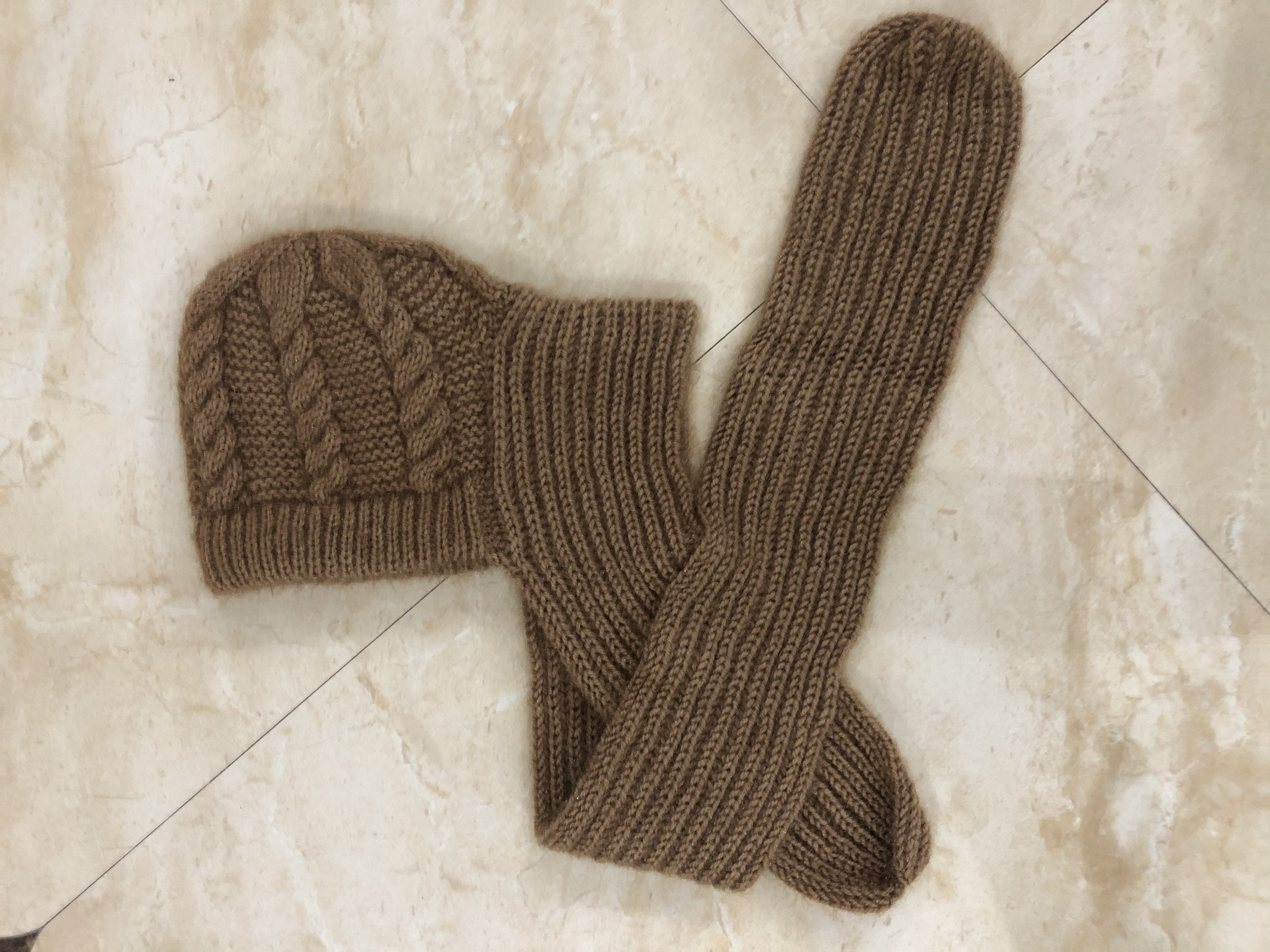2022 New Women's Hat Scarf Pure Hand-Woven Hat Neck One Squirrel Velvet Warm And Cold Cycling Windproof Application Scenario