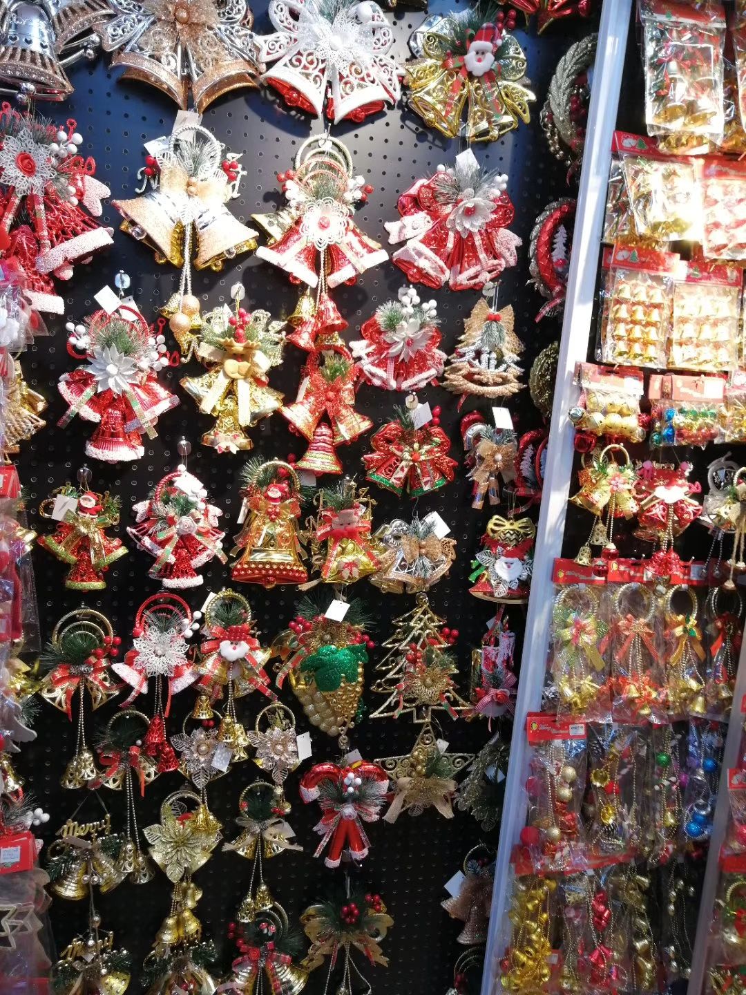 Thousands of Christmas gifts describe pic - 2