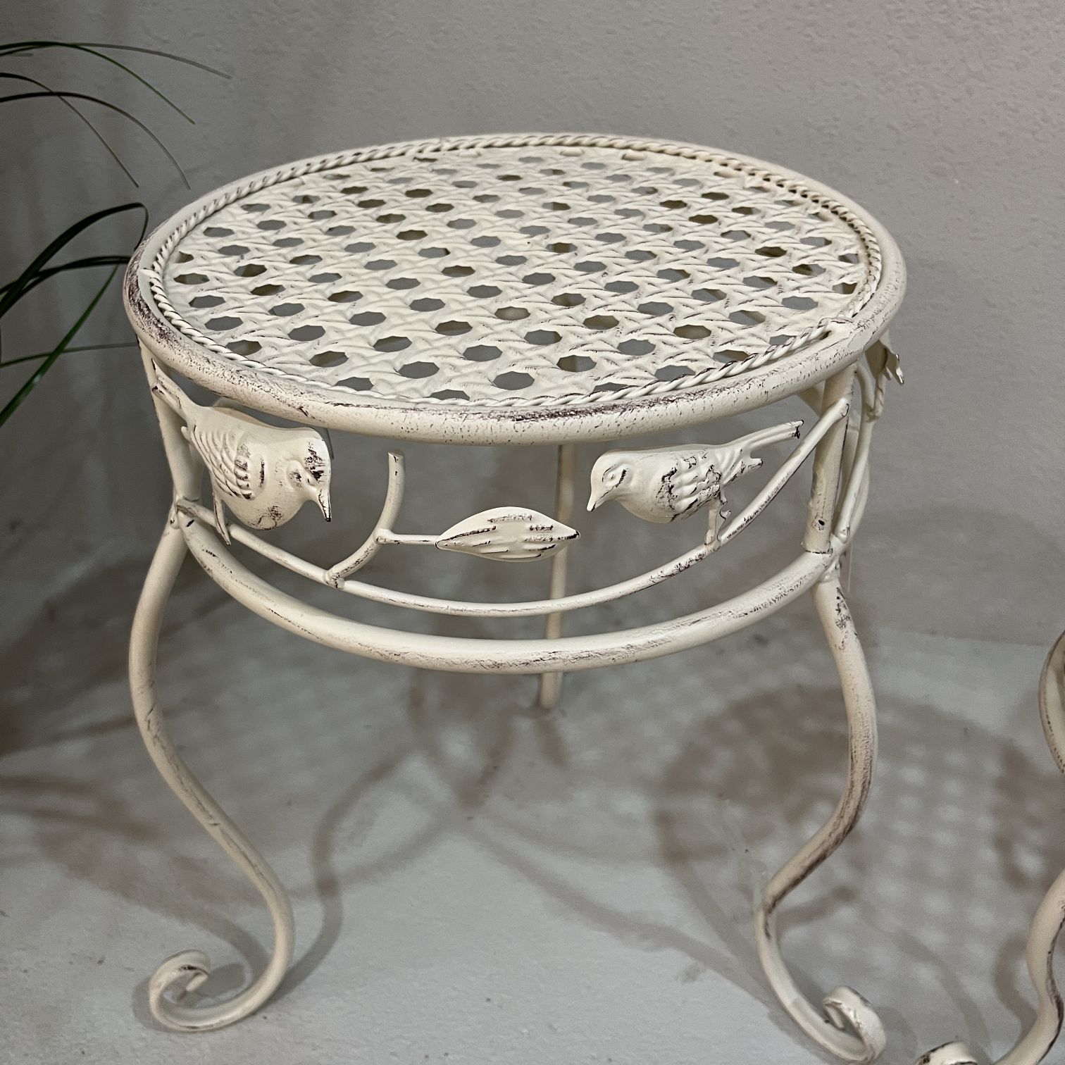 Single Basin Round Iron Art Flower Stand Multi-Layer Green Flower Pot Stand Indoor And Outdoor European Living Room Balcony Flower Shelf Decoration Green Flower Rack Application Scenario