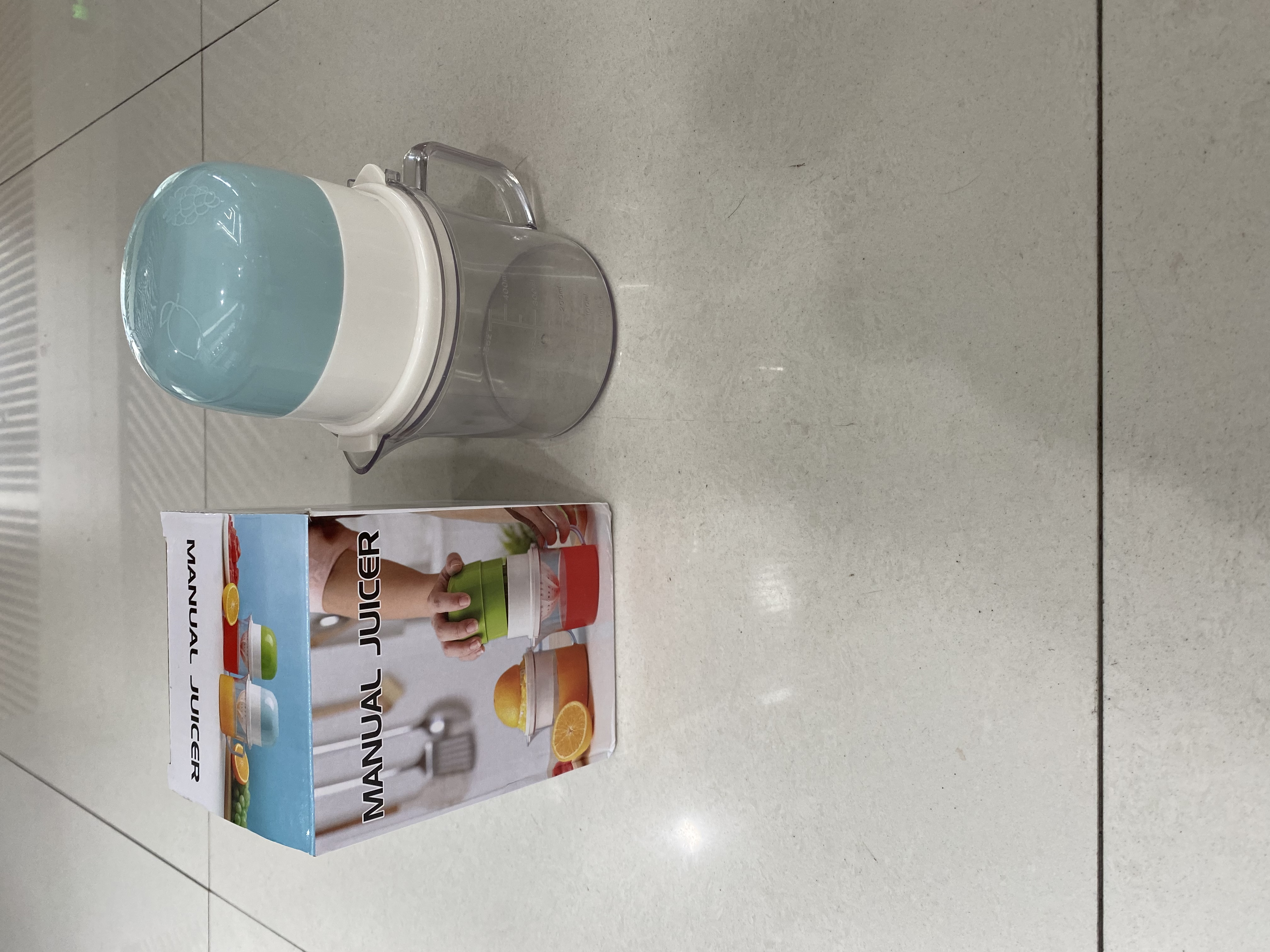 Hand juicer