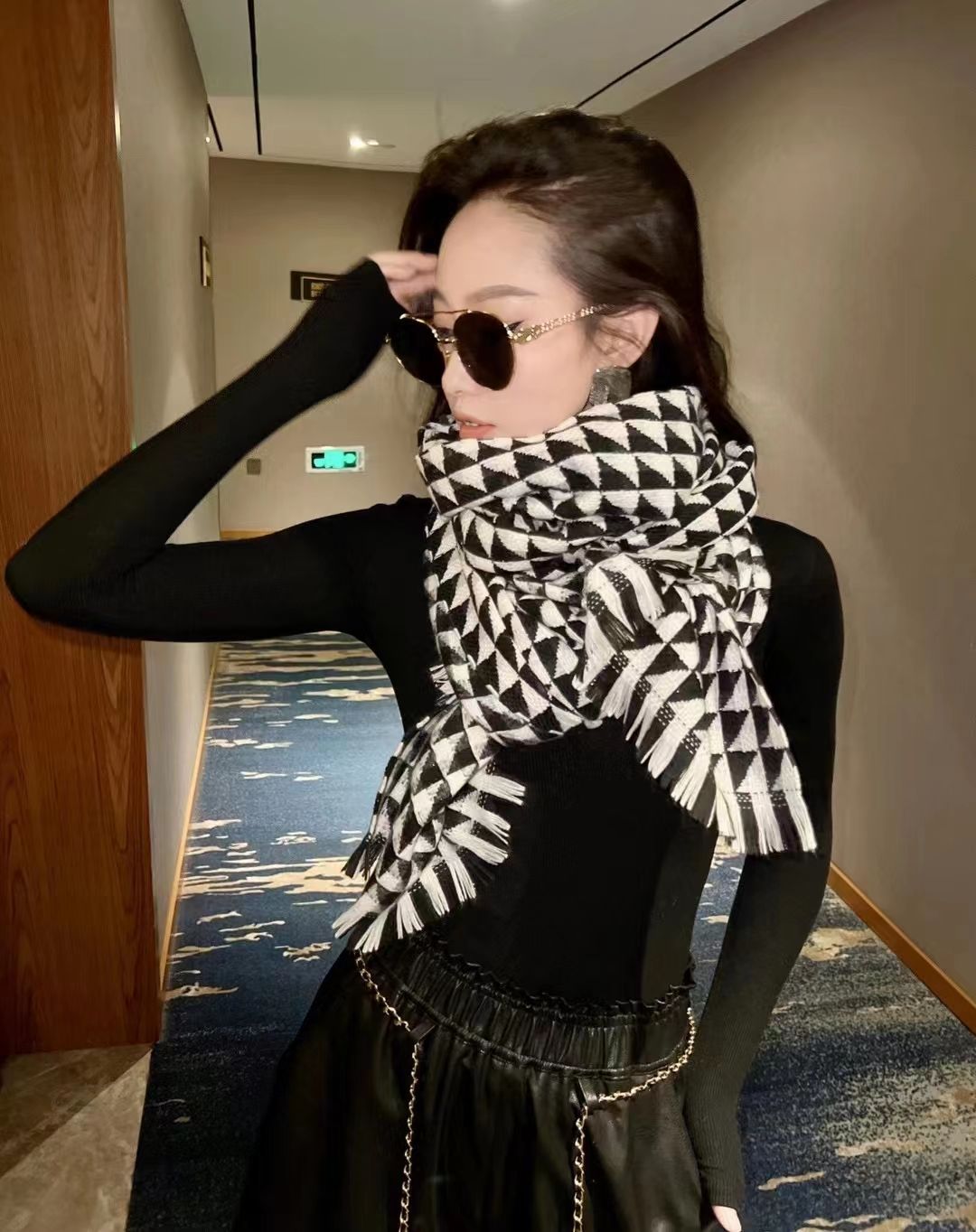 Gold Silk Triangle Shawl Application Scenario