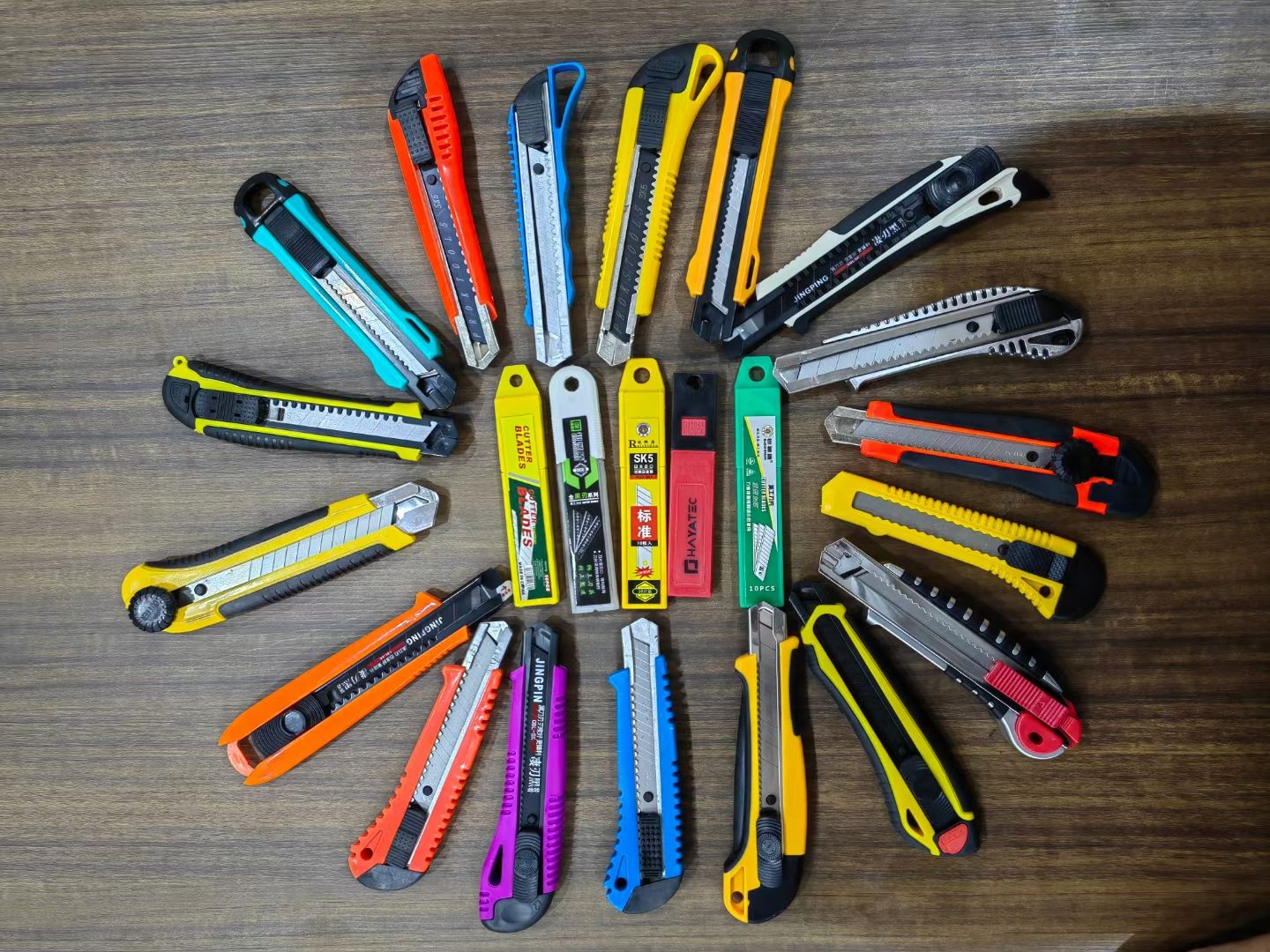 Department store hardware knives, scissors, knives, scissors, utility knives, utility knife blades details Picture