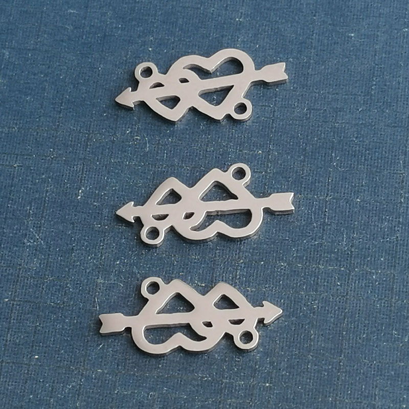 Stainless steel cut bracelet pendant hollow one arrow through the heart pendant Titanium steel heart to heart tag DIY jewelry small accessories