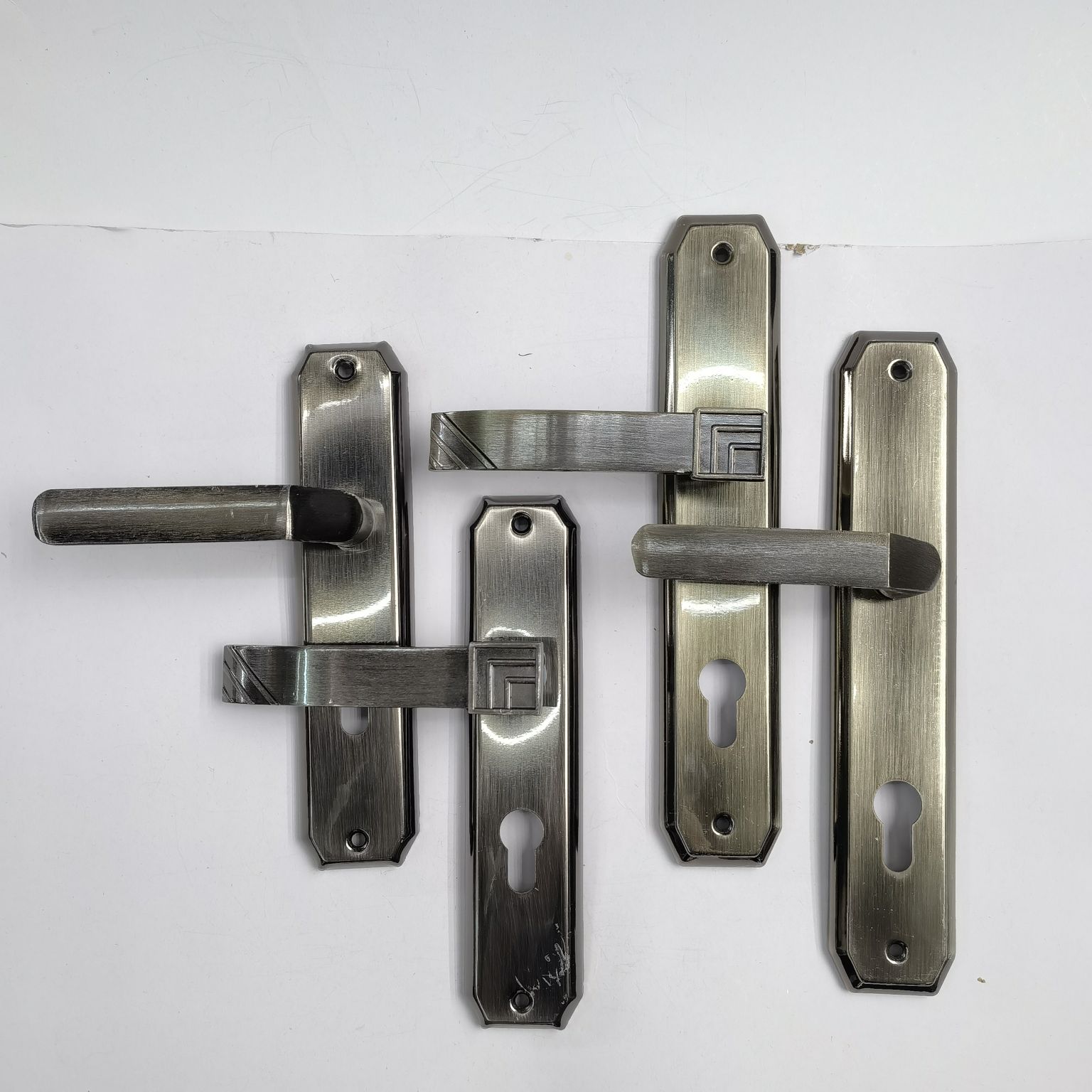 Hand lock household safety door solid wood door hand lock anti-theft door lock bedroom bathroom indoor wood door lock manufacturers wholesale simple silent conjoined room door lock Application Scenario