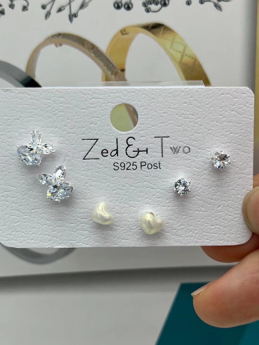 The unique design of the combination of earrings and stud earrings is a light luxury style of earrings that can be used for both stud and stud earrings, creating a distinctive and charming accessory details Picture