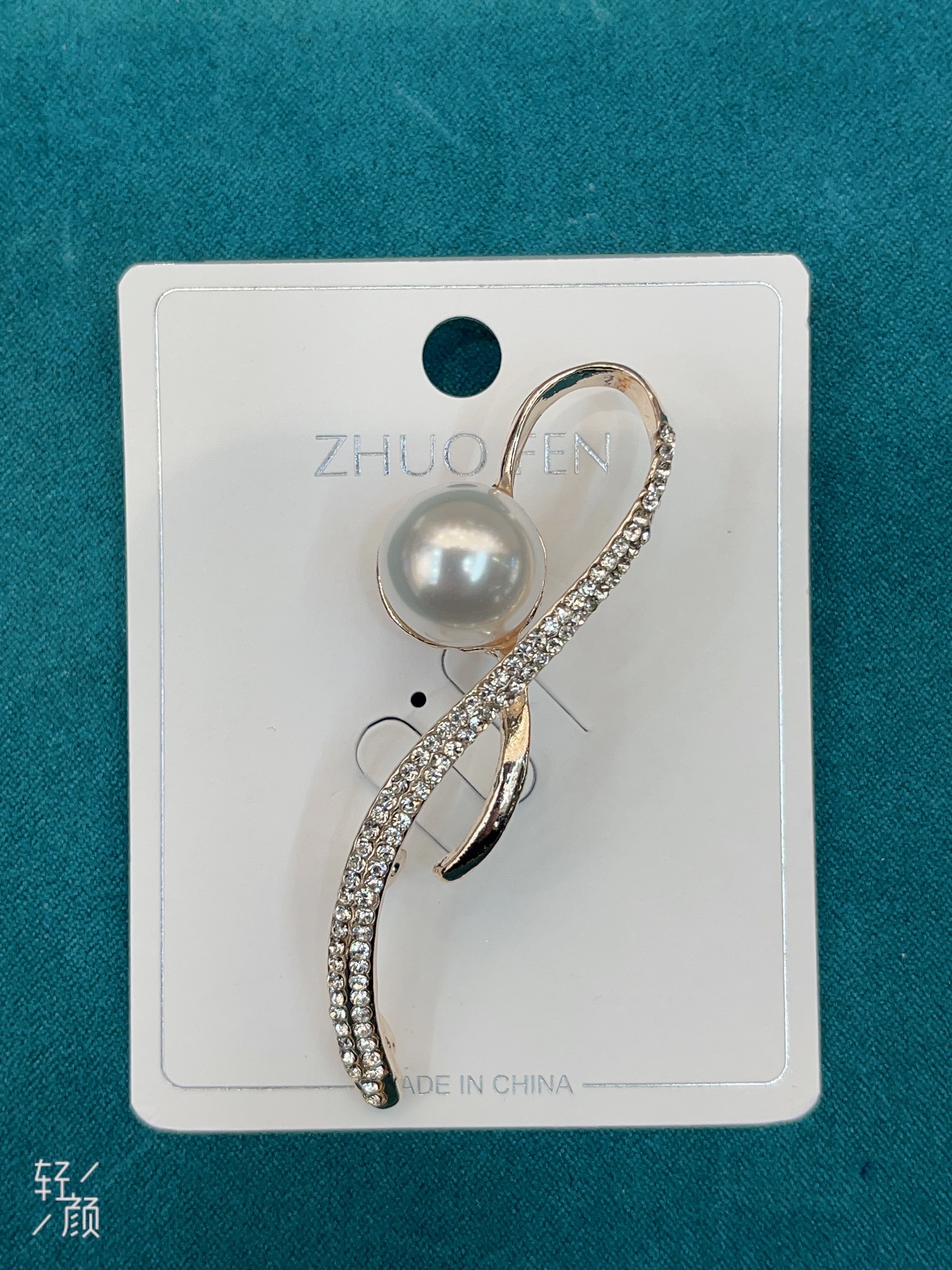 Single Pearl Brooch - Light Luxury Luxury Clothing Accessories Pearl Pin Application Scenario