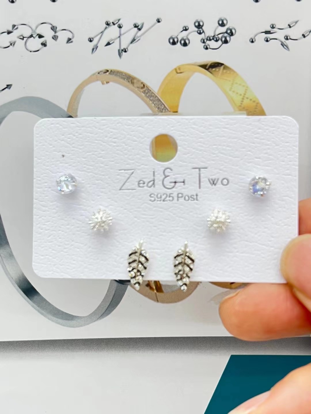 The unique design of the combination of earrings and stud earrings is a light luxury style of earrings that can be used for both stud and stud earrings, creating a distinctive and charming accessory Specification image