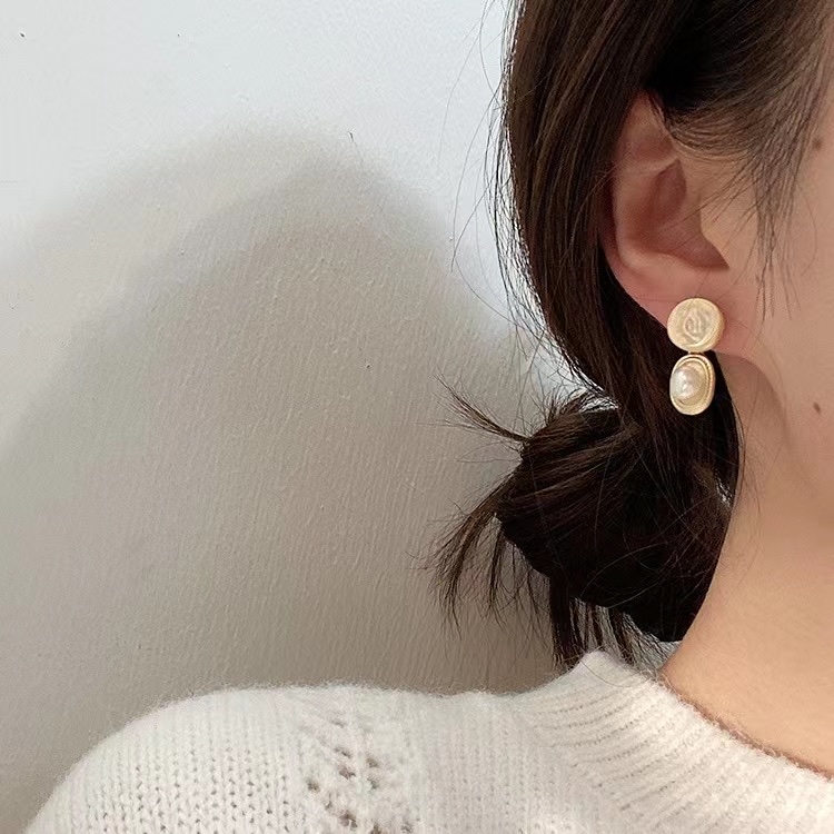 Vintage Hong Kong Style French Earrings Feminine Style All Geometric Metal Natural Freshwater Pearl Silver Needle Earrings Stud Earrings details Picture