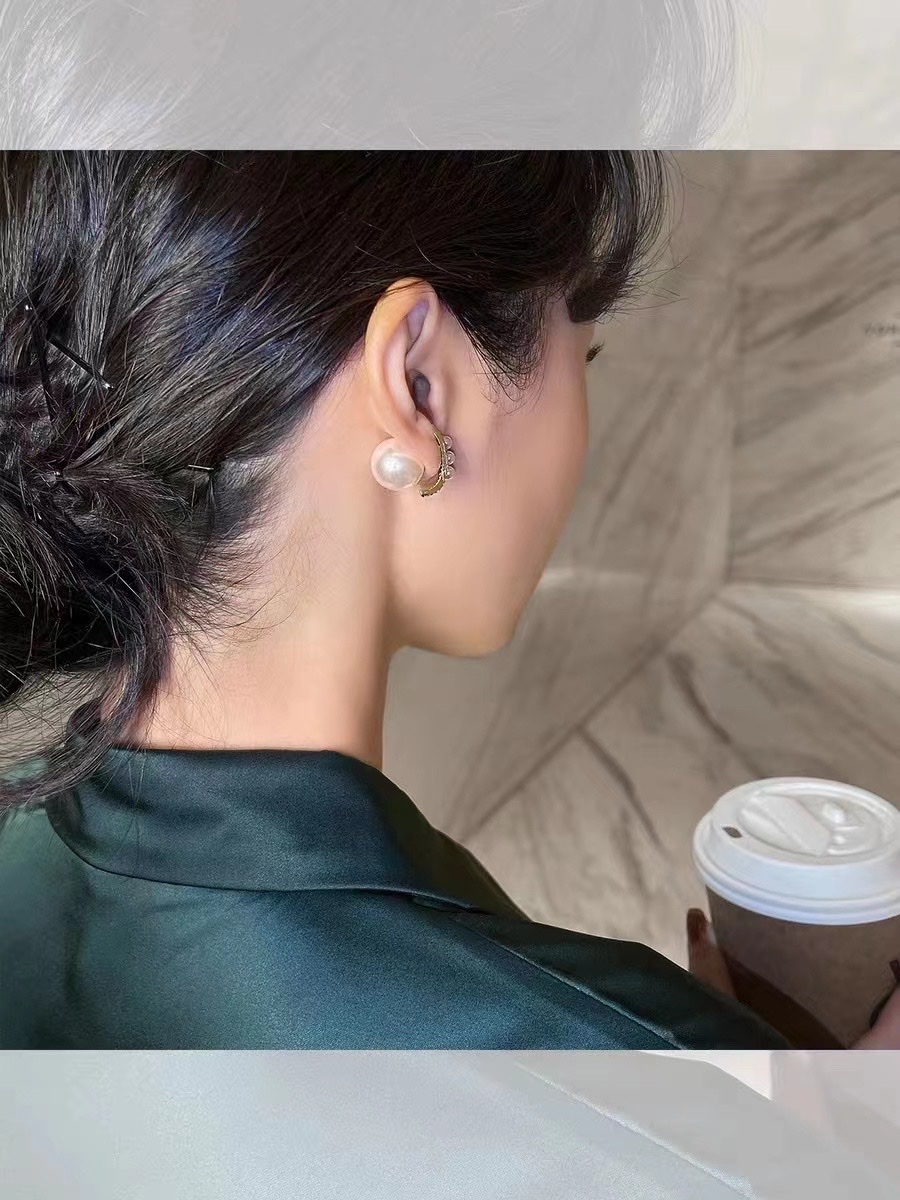 Front And Back Pearl Stud Earrings Hipster Personality Earrings 2021 New Temperament Earrings Application Scenario