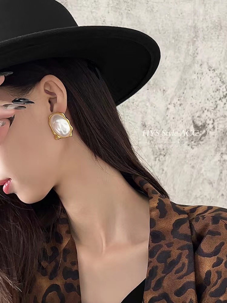 Wine And Lunch With The Same Big Pearl Earrings In The Western Wave Side Ear Clip Light Luxury Elegant Senior Sense Of Temperament Retro Earrings details Picture