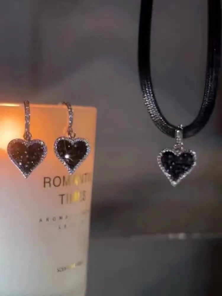Black Zircon Love Earrings Advanced Sense Light Luxury Super Shining Dynamic Multi-Buckle Earrings Drop Earrings Specification drawing
