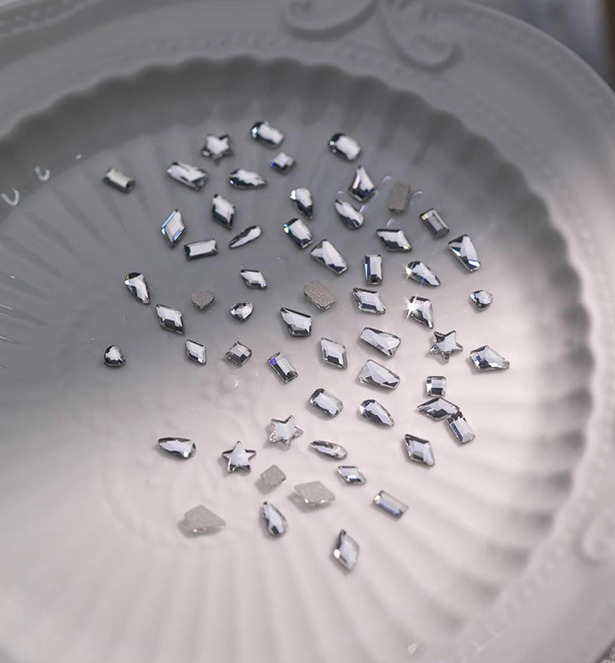 Wingenie Mini Small Size White Flat Bottom Shaped Diamond Nail Jewelry Explosive Flash Diamond details Picture