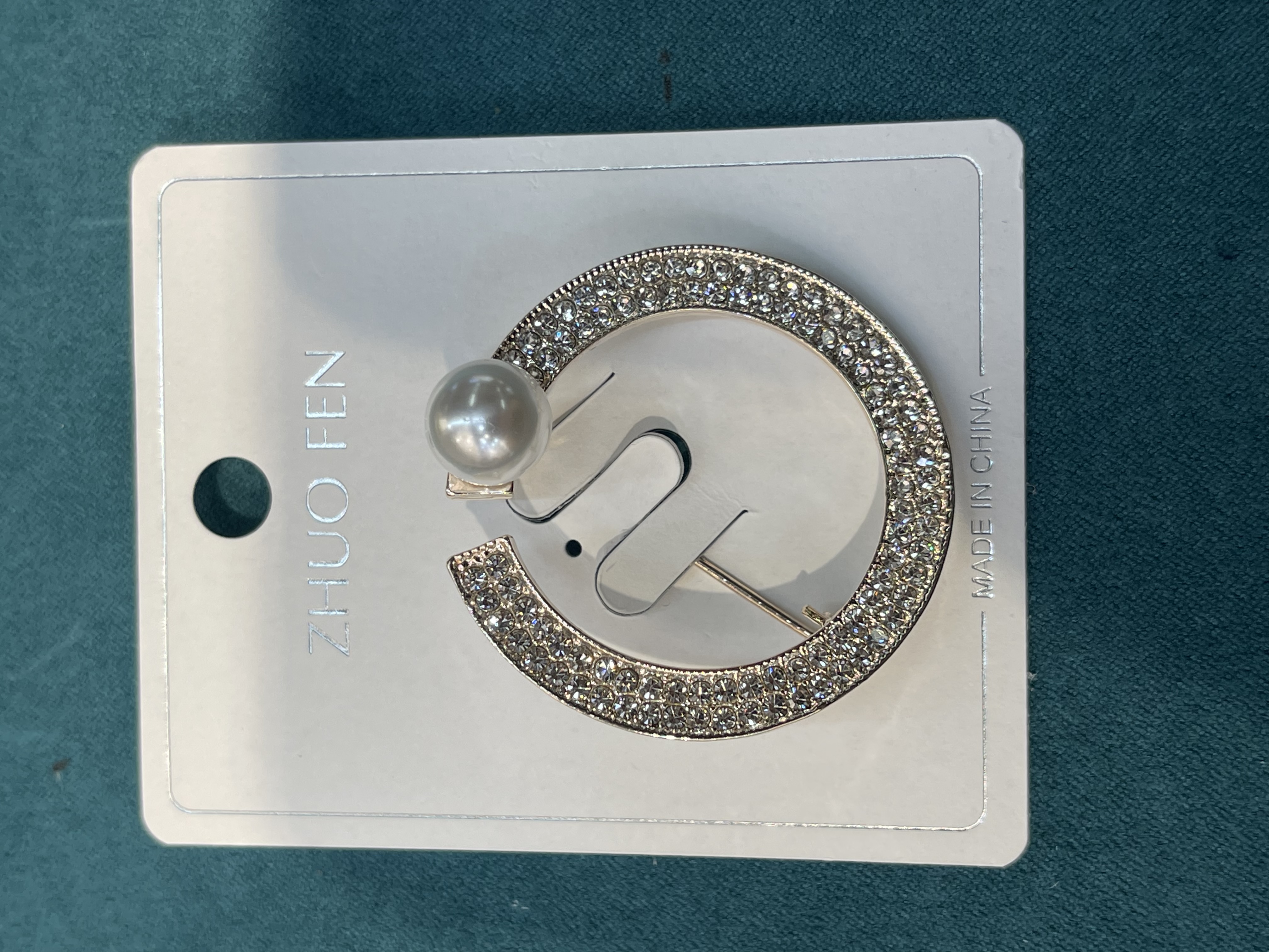 C Brooch - Light Luxury High-End Clothing Accessories Pearl Pin Application Scenario