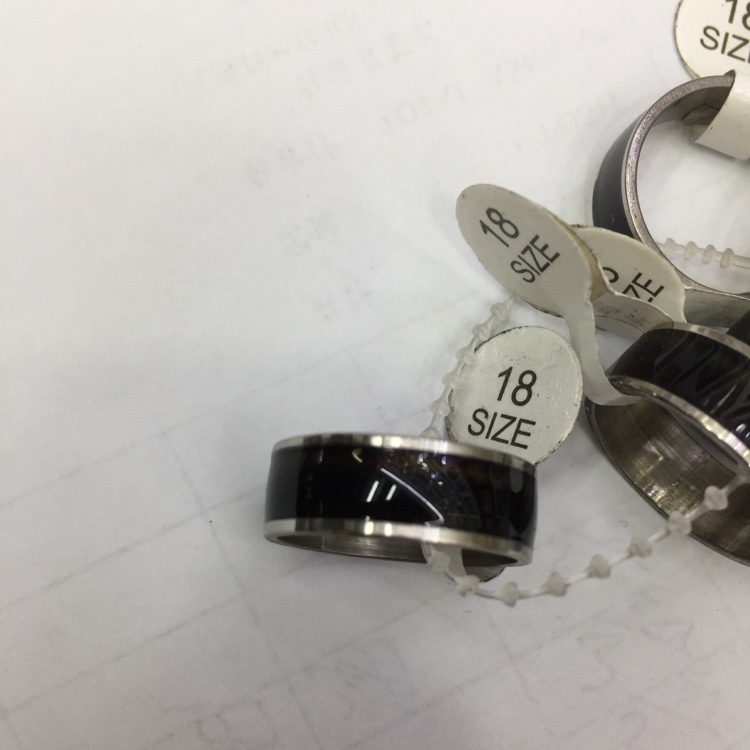 The ring uses the manual drip oil processing technology to produce very good results