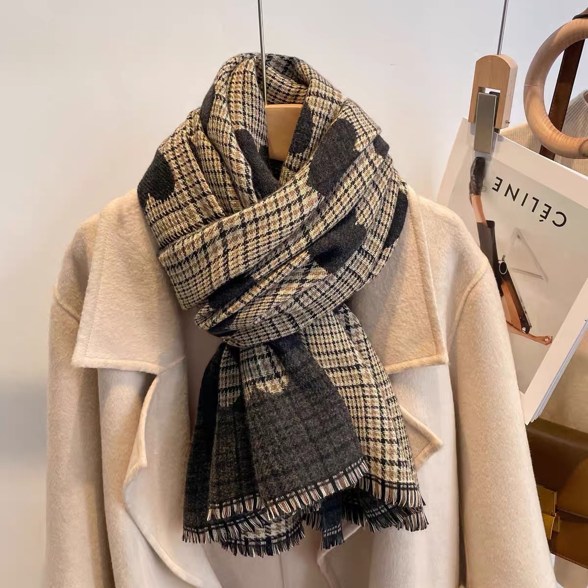 Scarf Women's Winter Fashion With A Thousand Bird Lattice Love Shawl With Thick Warm High-Grade Imitation Cashmere Bib Foreign Trade Tail Single Fashion Casual Men And Women With The Same Cute Casual Winter Korean Version Of The New Warm And Comfortable Dual Use details Picture