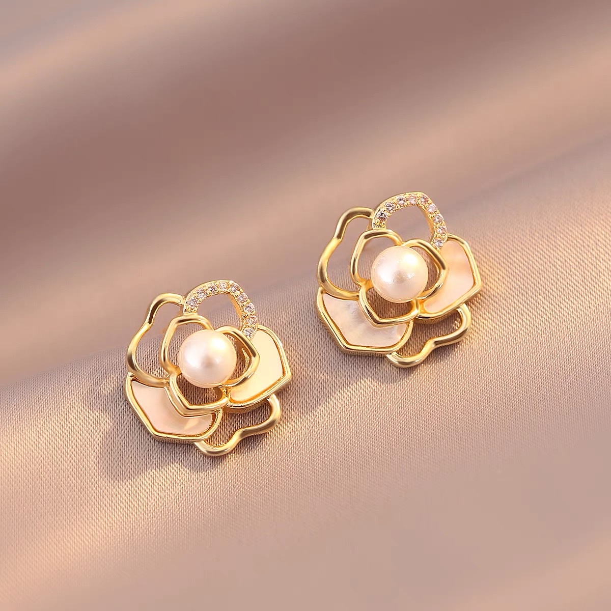 Earrings New Micro-Inset Zircon Shell Pearl Love Three-Leaf Camellia Fashion Earrings Stud Earrings Female Silver Needle Specification drawing
