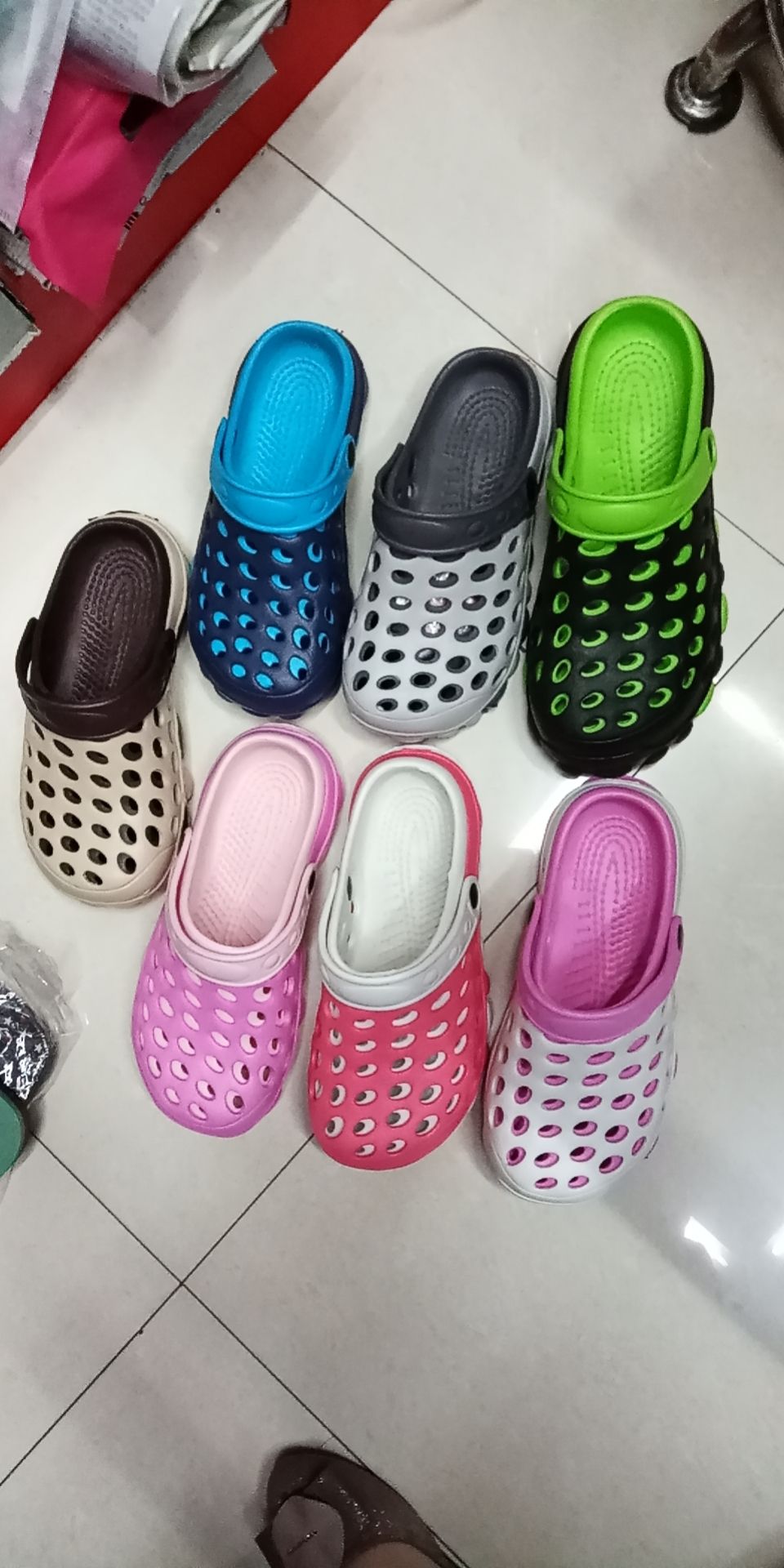 Available indoor and outdoor slippers, 60 pairs/case monochrome mixed code thumbnail