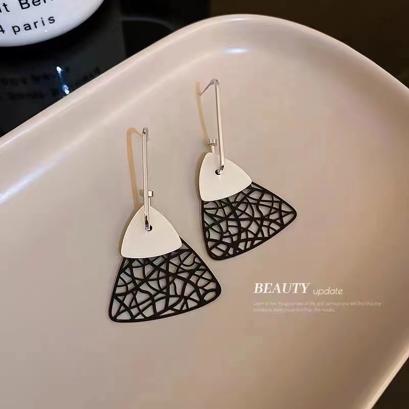 Silver Needle Pattern Geometric Triangle Earrings Korea Personality Exaggerated Studs Fashion Simple Retro Net Red Earrings Female Specification drawing
