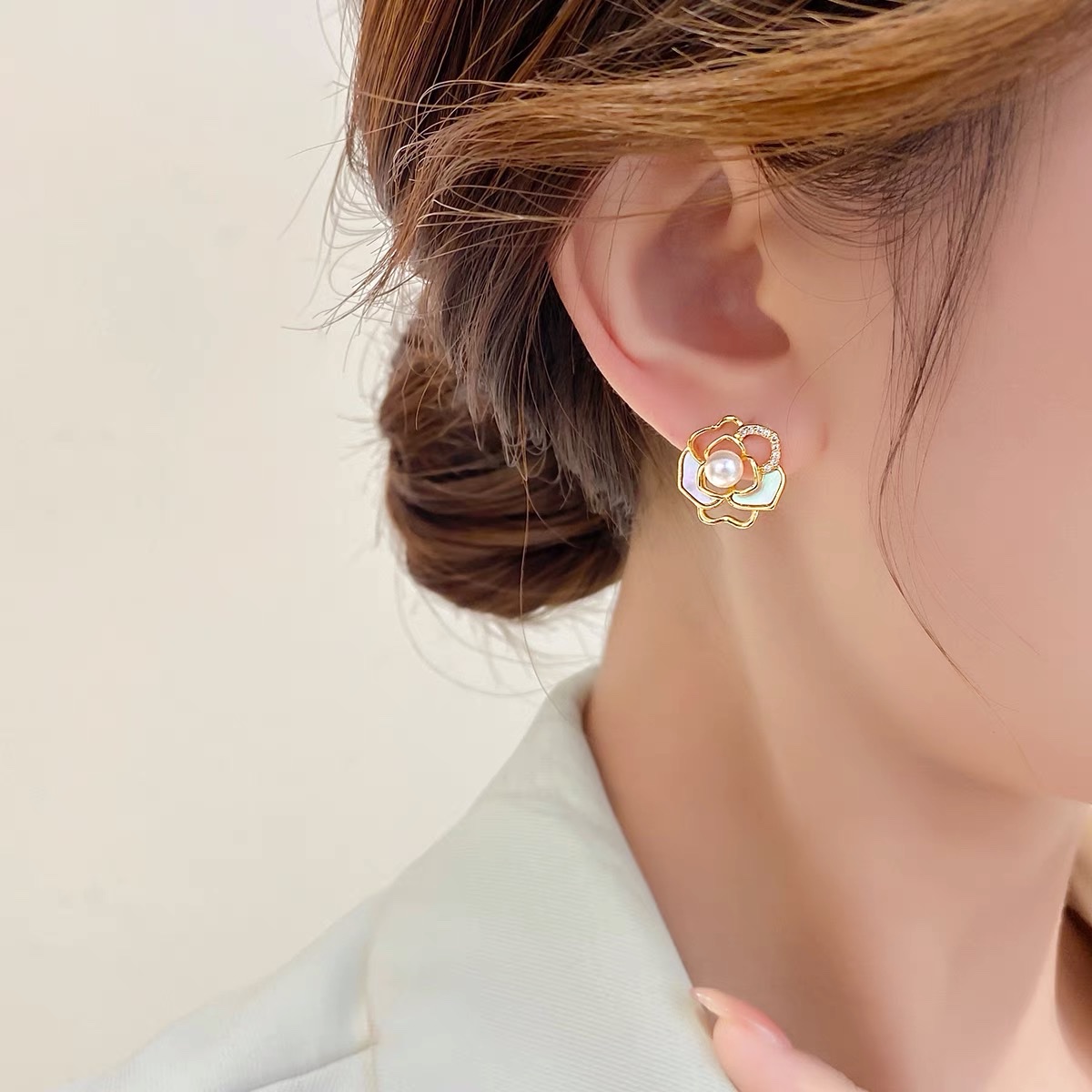 Earrings New Micro-Inset Zircon Shell Pearl Love Three-Leaf Camellia Fashion Earrings Stud Earrings Female Silver Needle details Picture