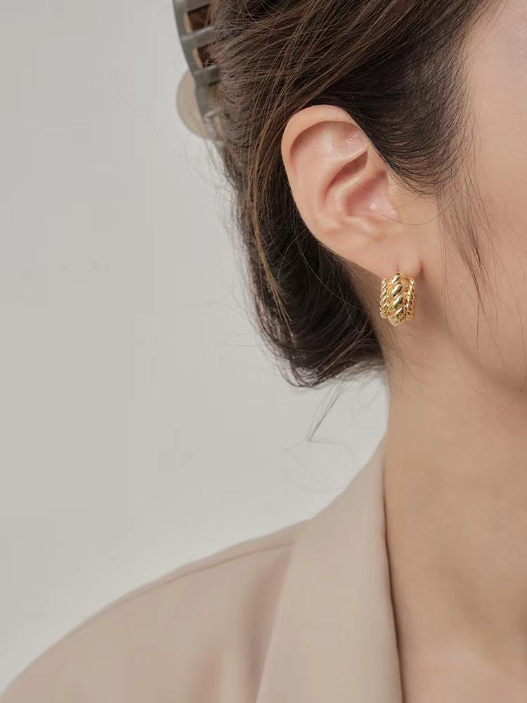 All-Matching C-Type Metal Twist Twist Earrings Temperament Commuter New Fashion Studs Earrings Female details Picture