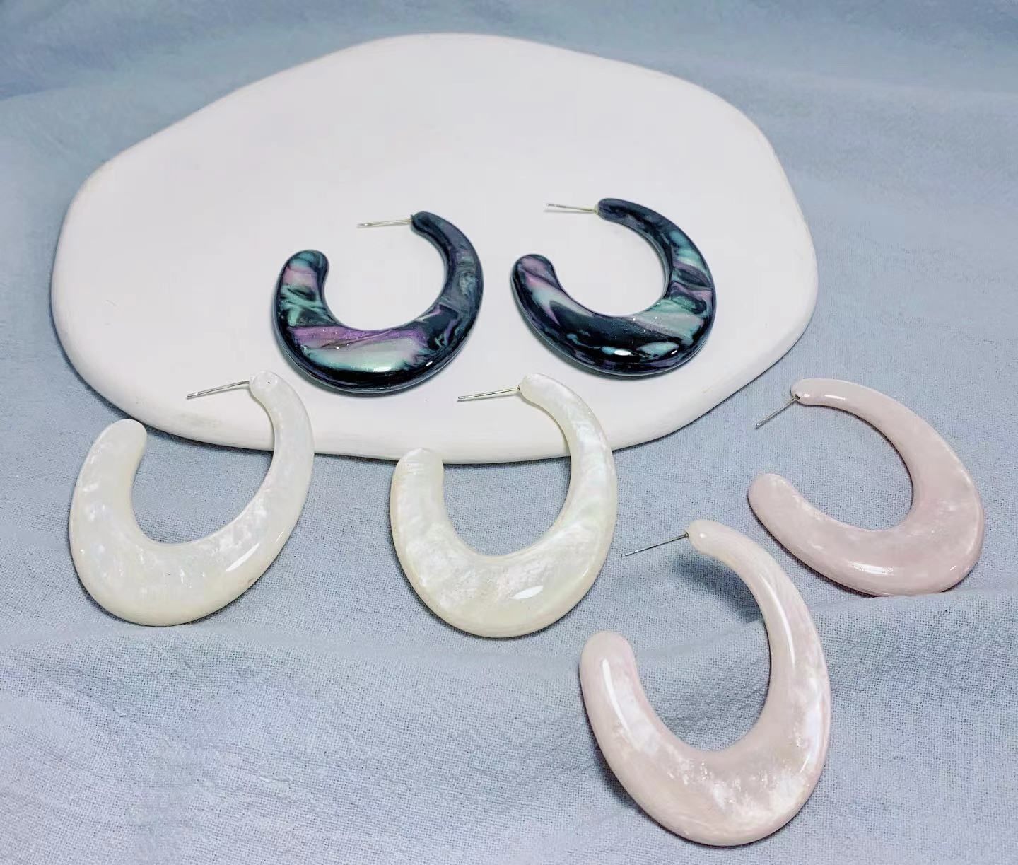 Resin curved hook earrings Embellish face shape allergy-resistant silver pin Colorful Ni jewelry Model 079