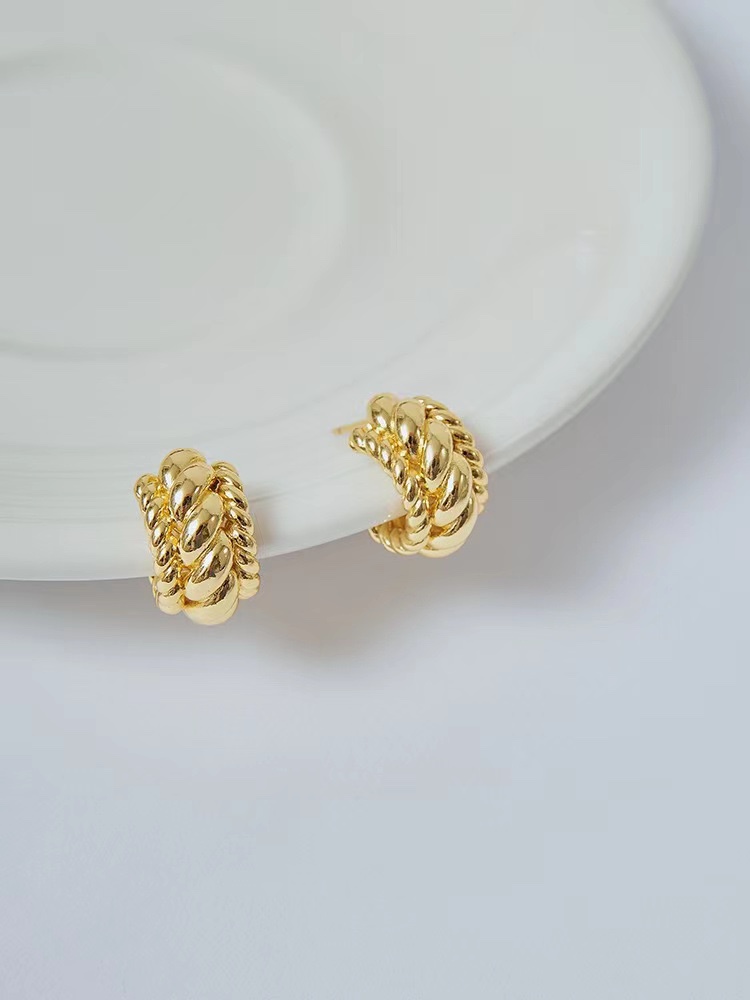 All-Matching C-Type Metal Twist Twist Earrings Temperament Commuter New Fashion Studs Earrings Female Application Scenario