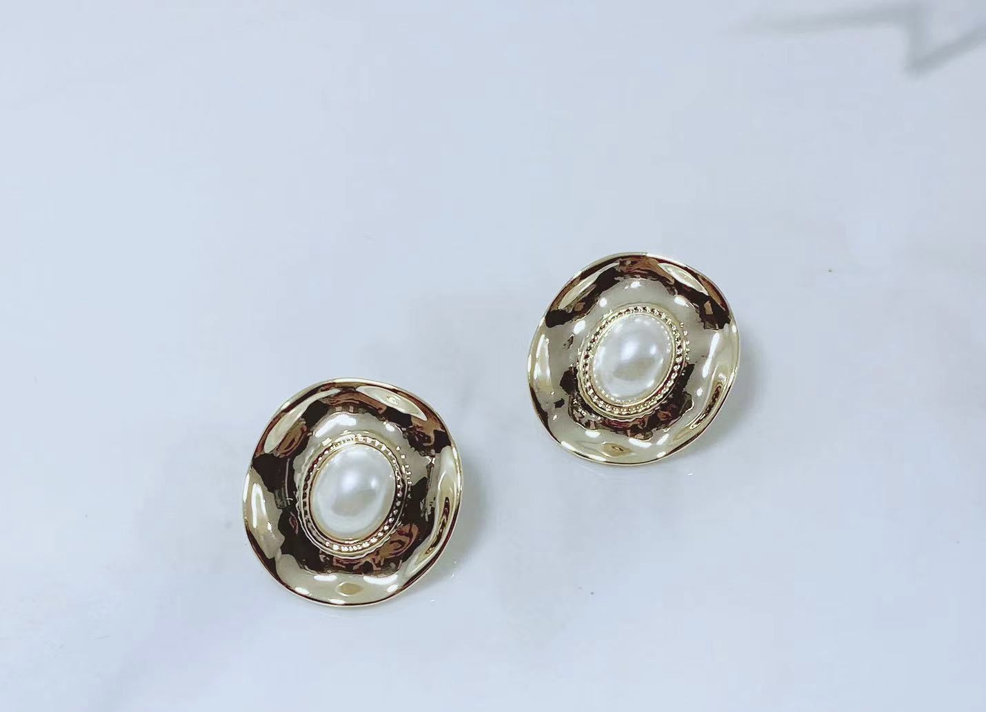 Temperament Pearl stud earrings Allergy resistant silver jewelry color Ni jewelry Model 071