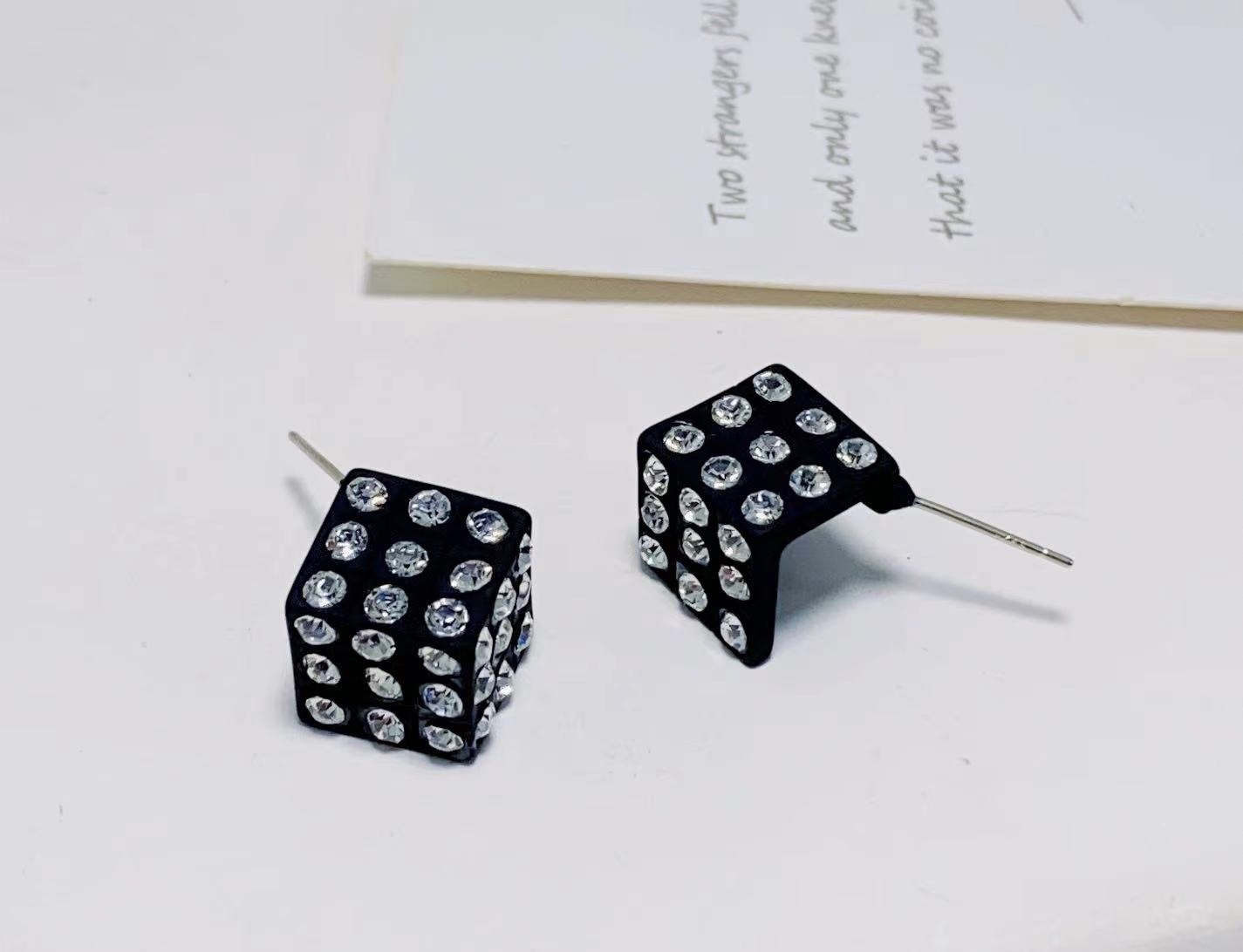 Temperament delicate earrings allergy-resistant silver pin colored Ni jewelry Model 065
