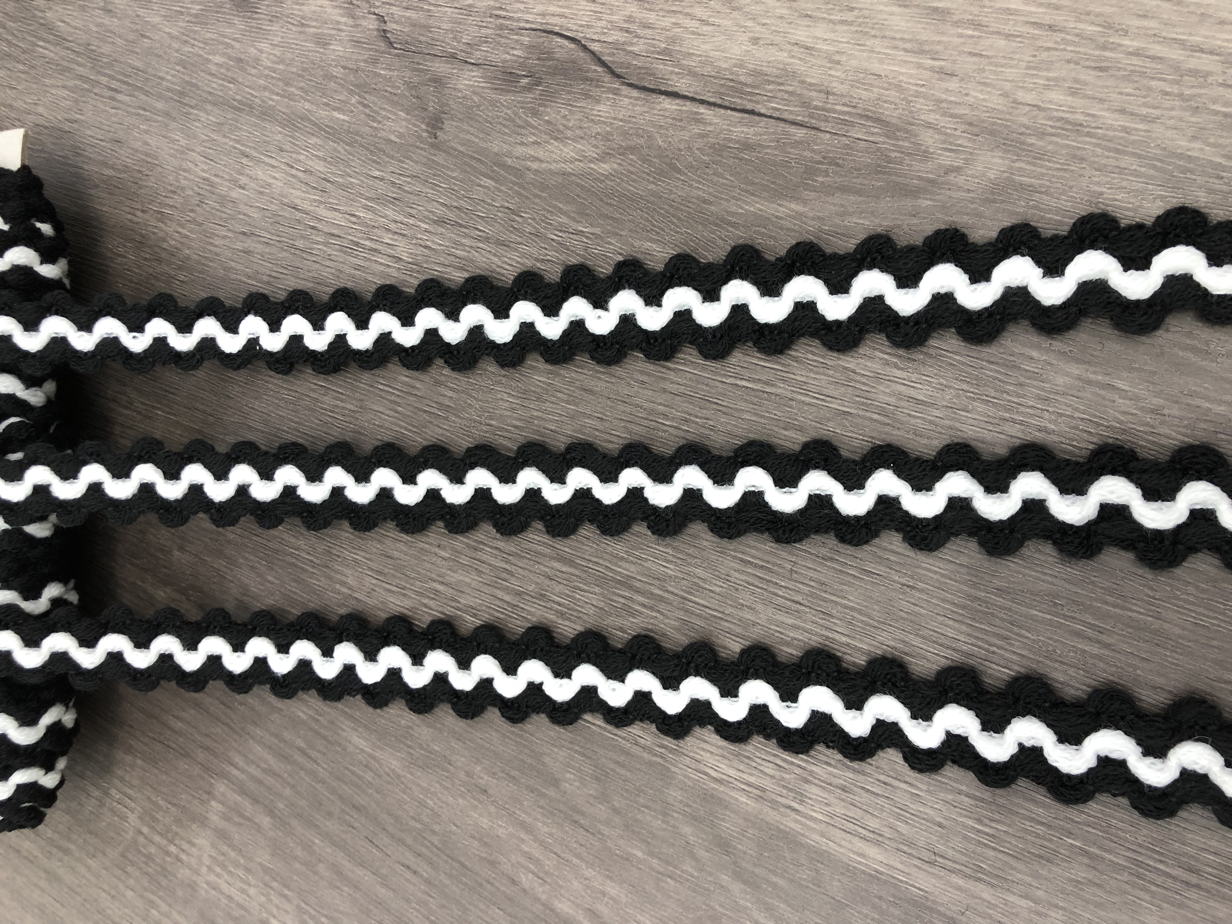 Autumn And Winter New Black And White With Wave Centipede Human Character Edge Yarn Small Fragrance Lace Ribbon Accessories