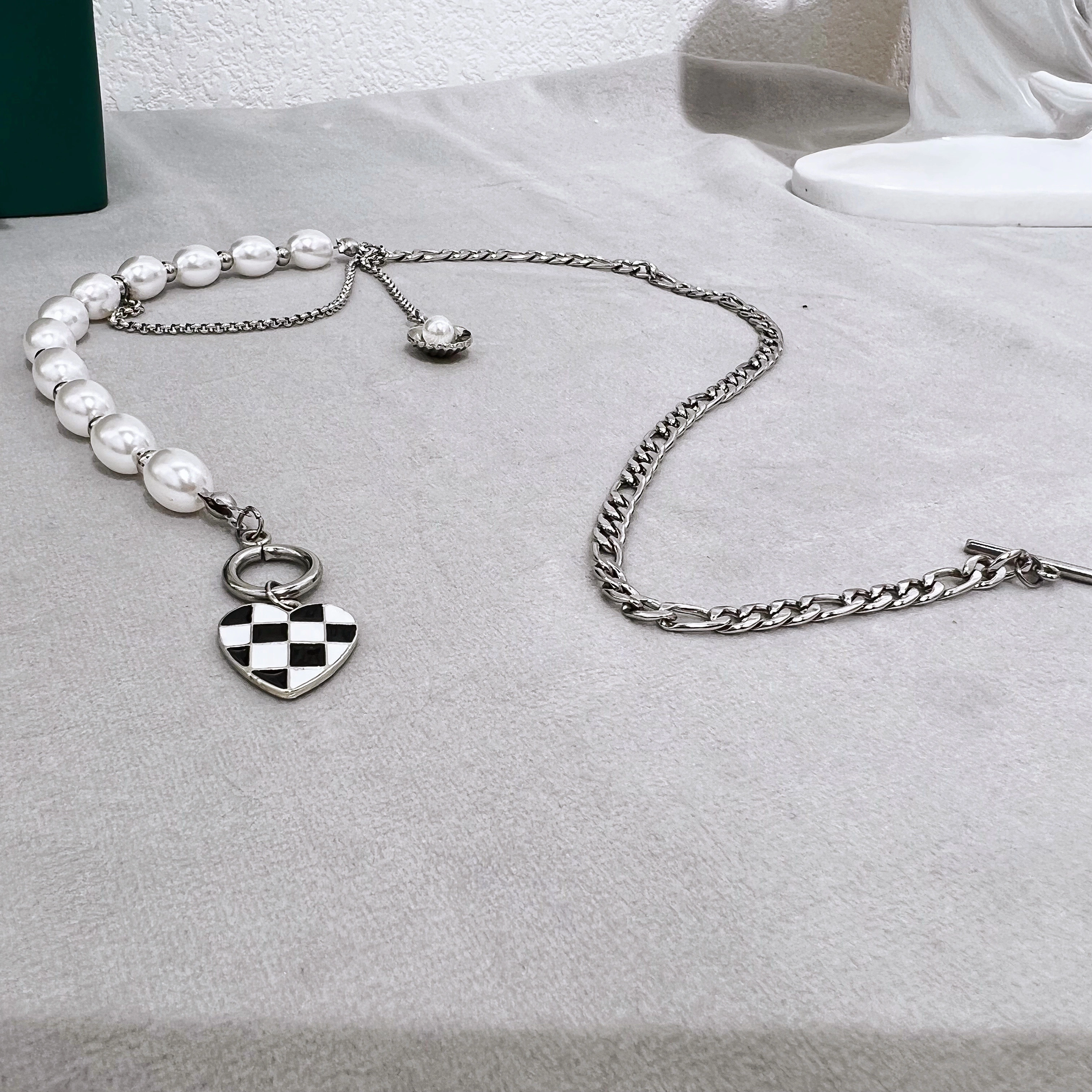 The 2022 new French collarbone chain OT buckle Goddess necklace is simple and versatile, with a novel and original commuting style detail image 3