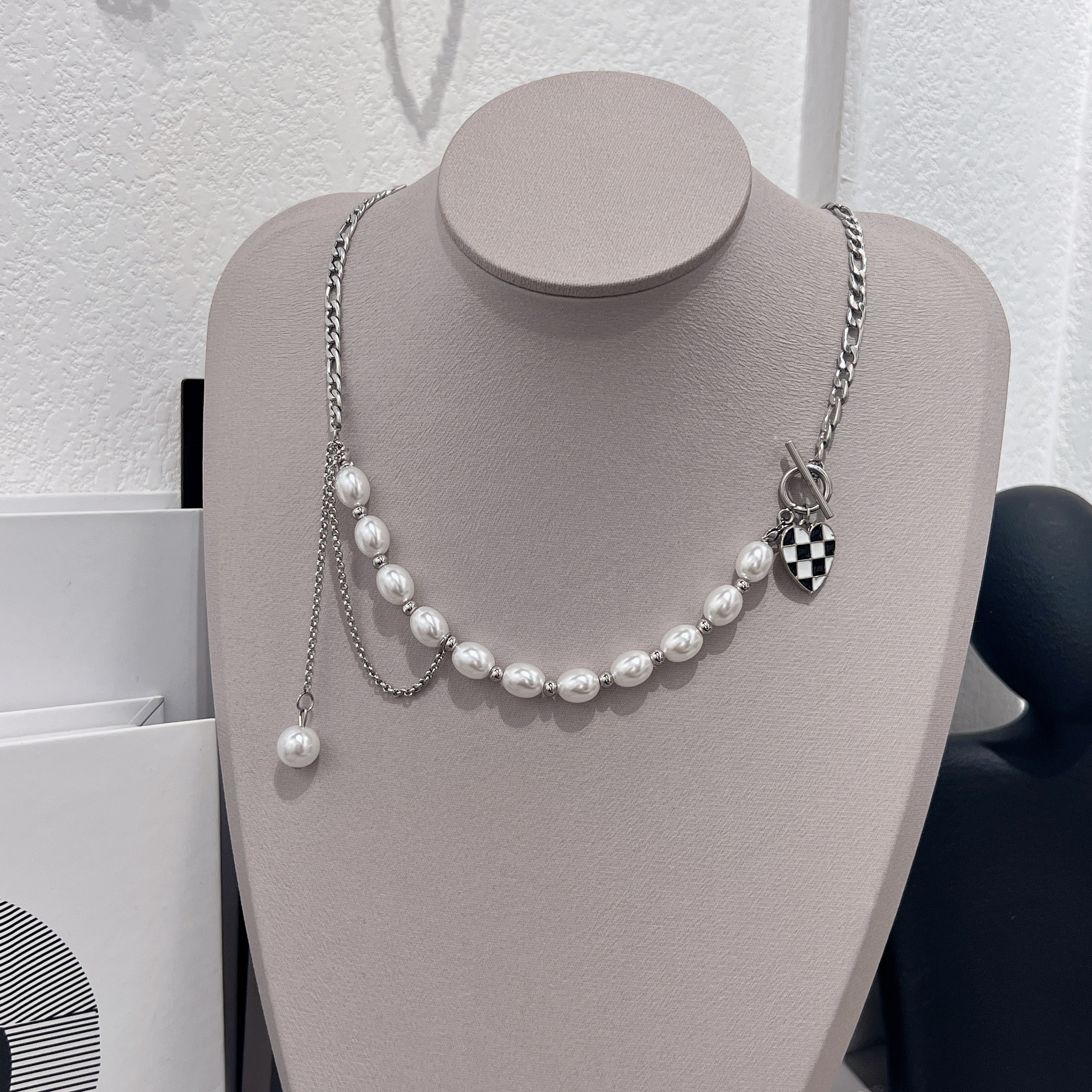 The 2022 new French collarbone chain OT buckle Goddess necklace is simple and versatile, with a novel and original commuting style detail image 4