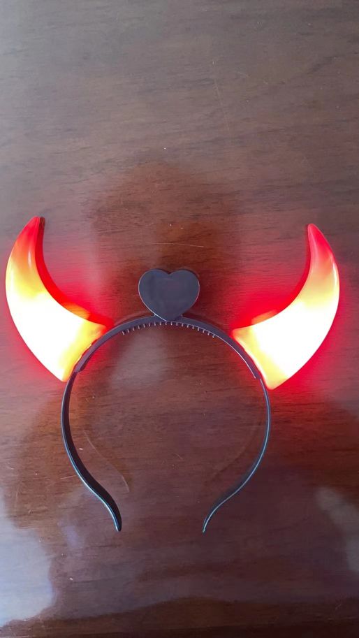 Manufacturers direct love horn light head buckle toy flash series