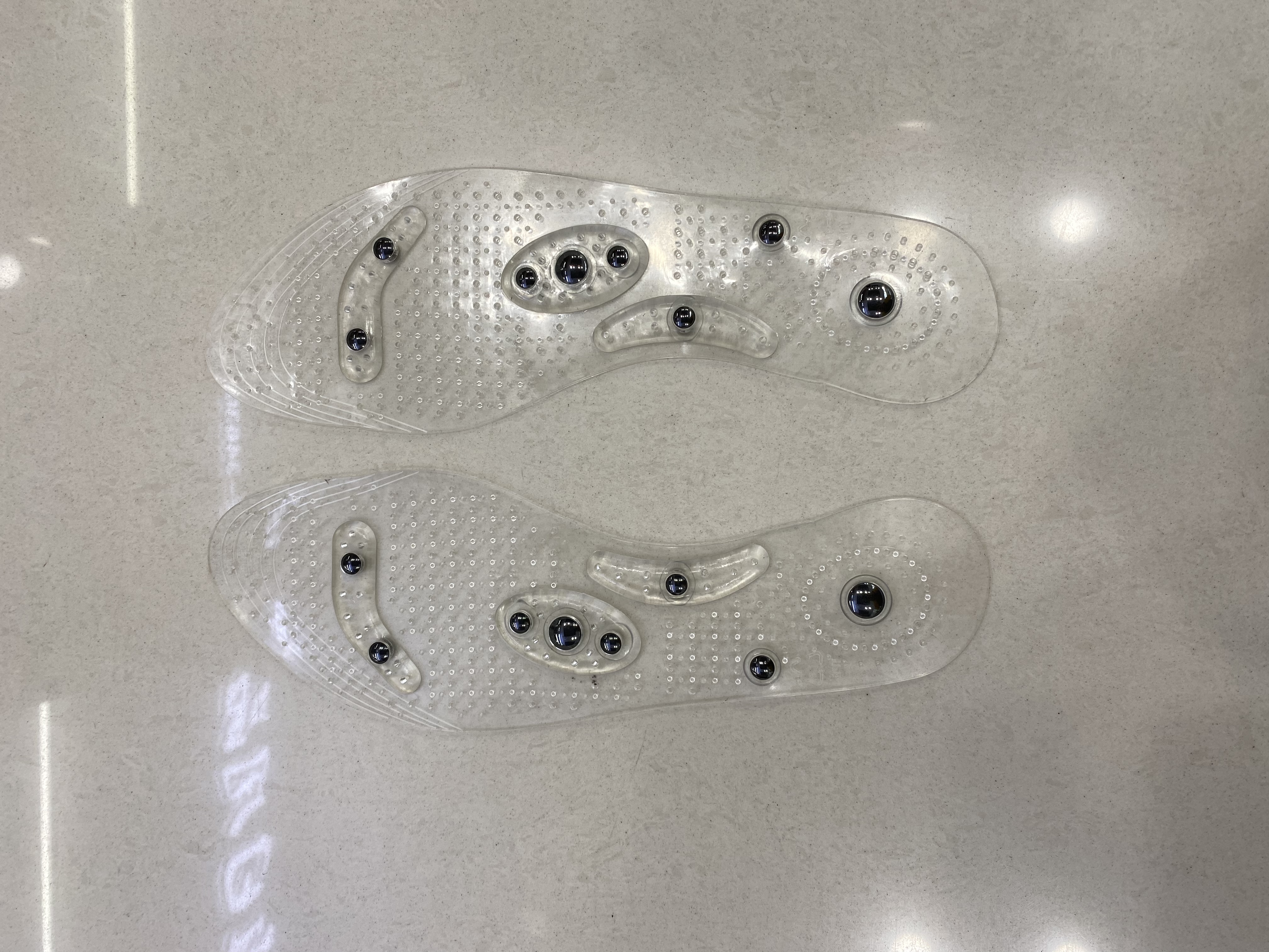 Magnetic insoles