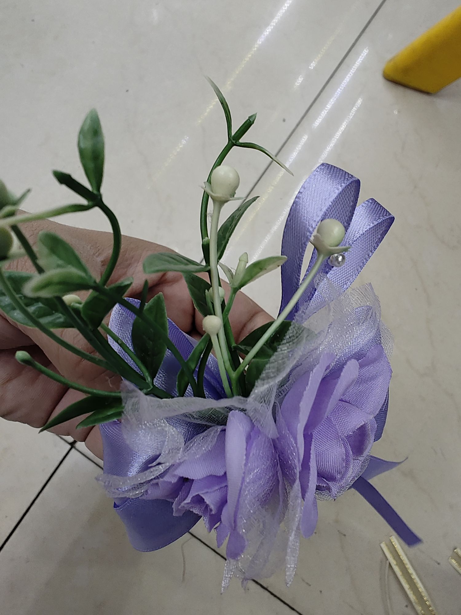 The bride and groom's corsages are fresh and forest-style European-style wedding. The best man and bridesmaid's boutonnieres are artificial flowers. Wholesale wedding corsages are only love Application Scenario