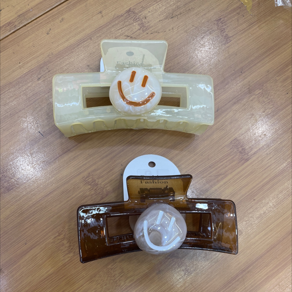 Large Rectangular Clip With Jelly-Colored Smiley Face 😃 Clip Application Scenario