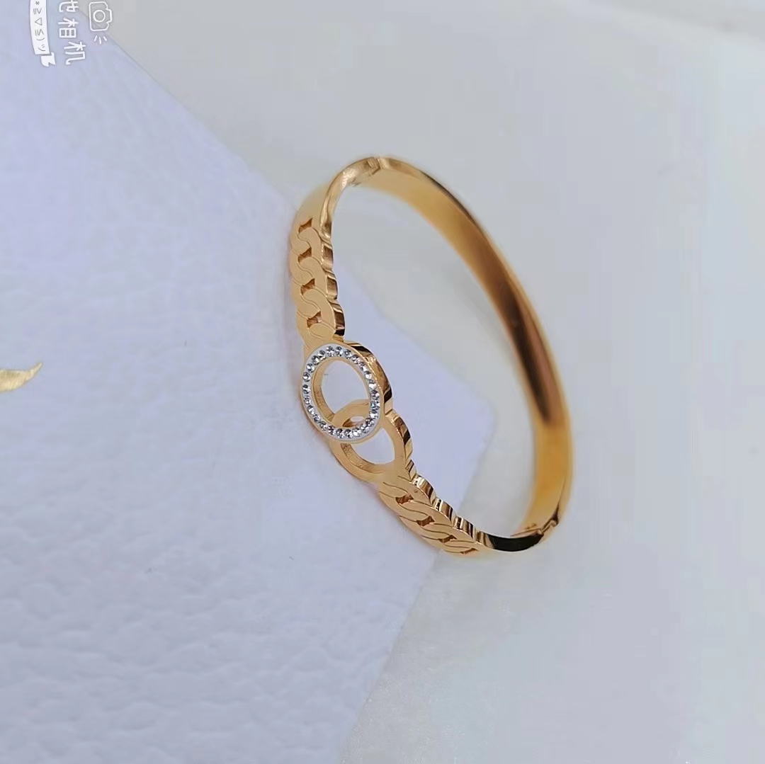 Su Ruirui's popular LOVE bracelet is a flat titanium steel bracelet that doesn't fade and is light luxury and exquisite. It's a new 24INS gift bracelet for best friends