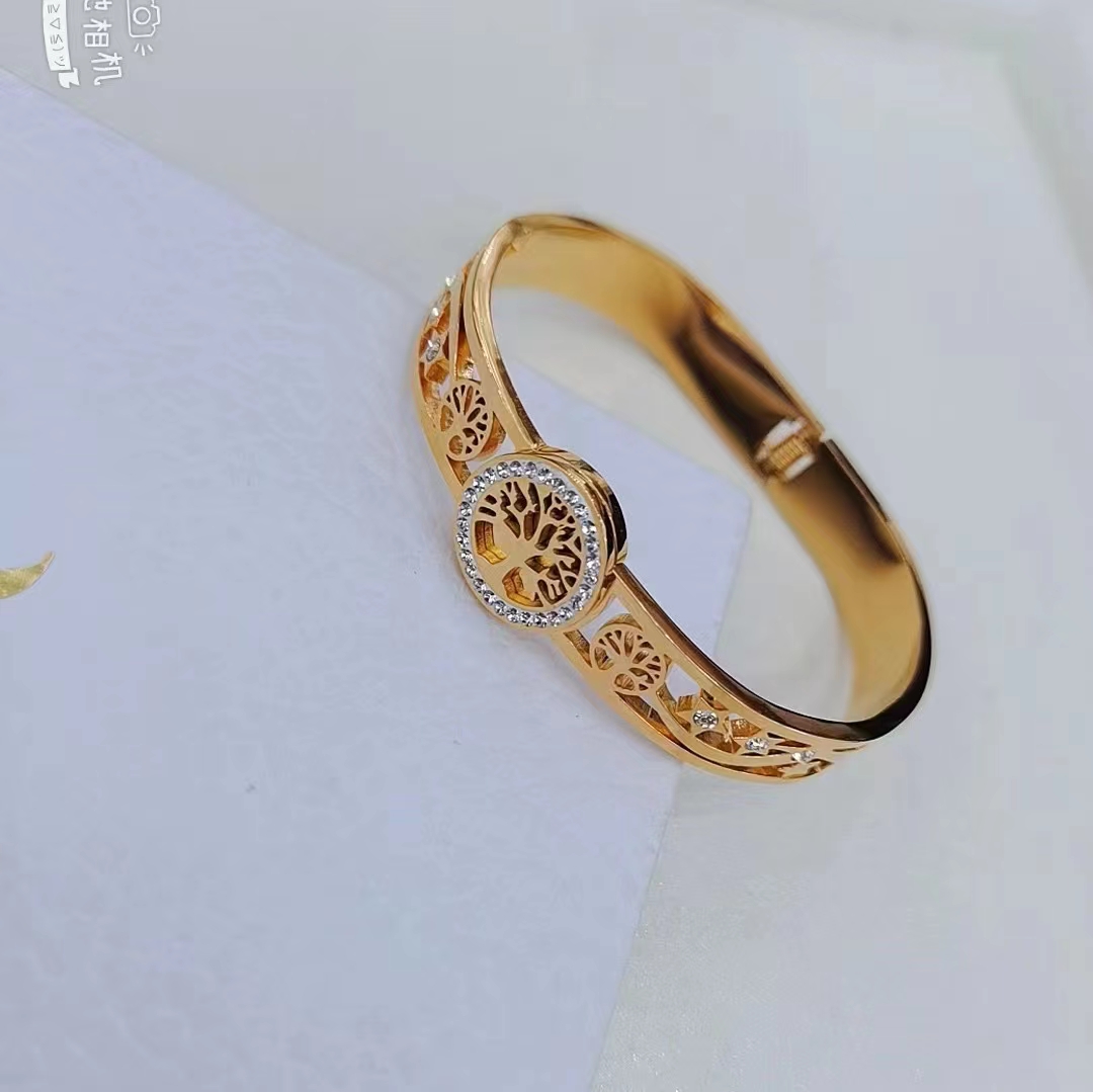 Su Ruirui's popular LOVE bracelet is a flat titanium steel bracelet that doesn't fade and is light luxury and exquisite. It's a new 24INS gift bracelet for best friends Specification image