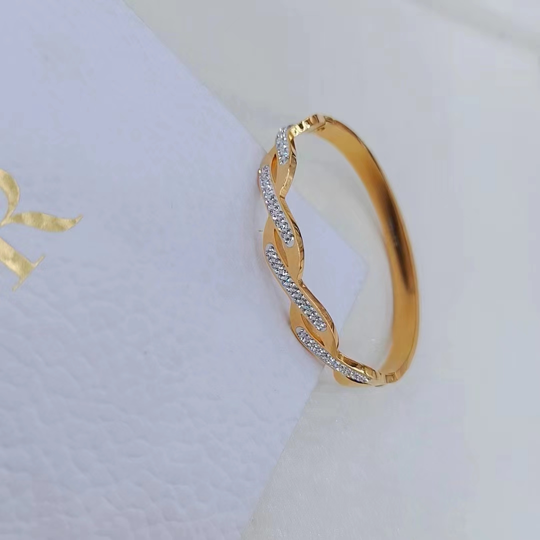 Su Ruirui's popular LOVE bracelet is a flat titanium steel bracelet that doesn't fade and is light luxury and exquisite. It's a new 24INS gift bracelet for best friends Application Scenario