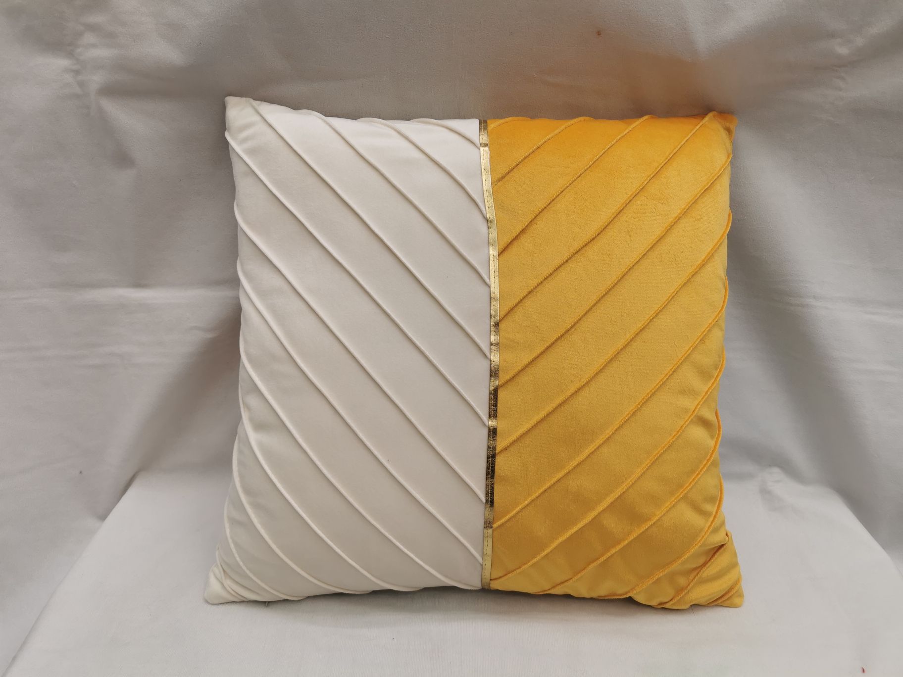 Creative Splicing Throw Pillow Pillow Cover Cushion Watch Movie Sofa Throw Pillow Car Back Application Scenario