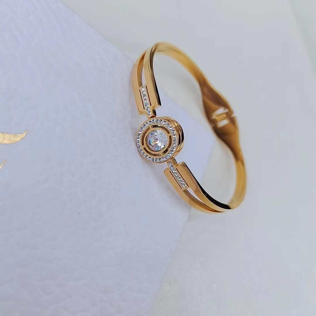Su Ruirui's popular LOVE bracelet is a flat titanium steel bracelet that doesn't fade and is light luxury and exquisite. It's a new 24INS gift bracelet for best friends details Picture
