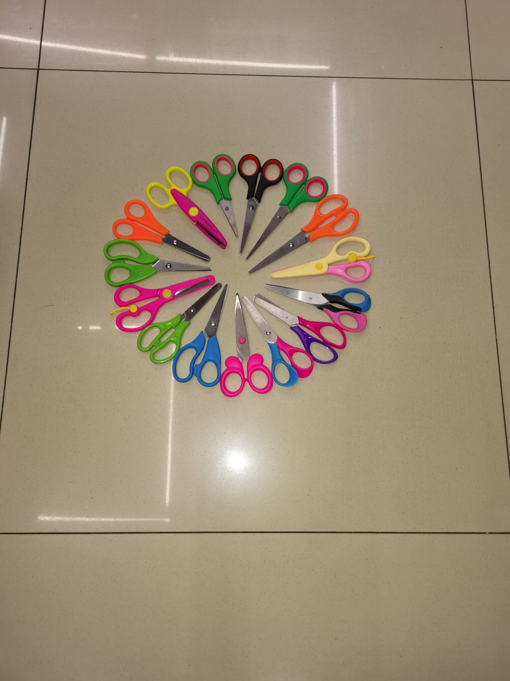 Scissors, scissors, hairdressing scissors, office scissors, office and educational scissors, knife scissors, stationery scissors, student scissors, hardware knives, knife scissors, paper-cutting scissors Application Scenario