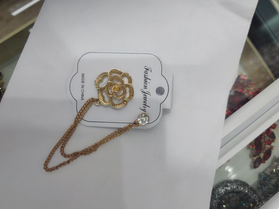 Brooch 19 full figure