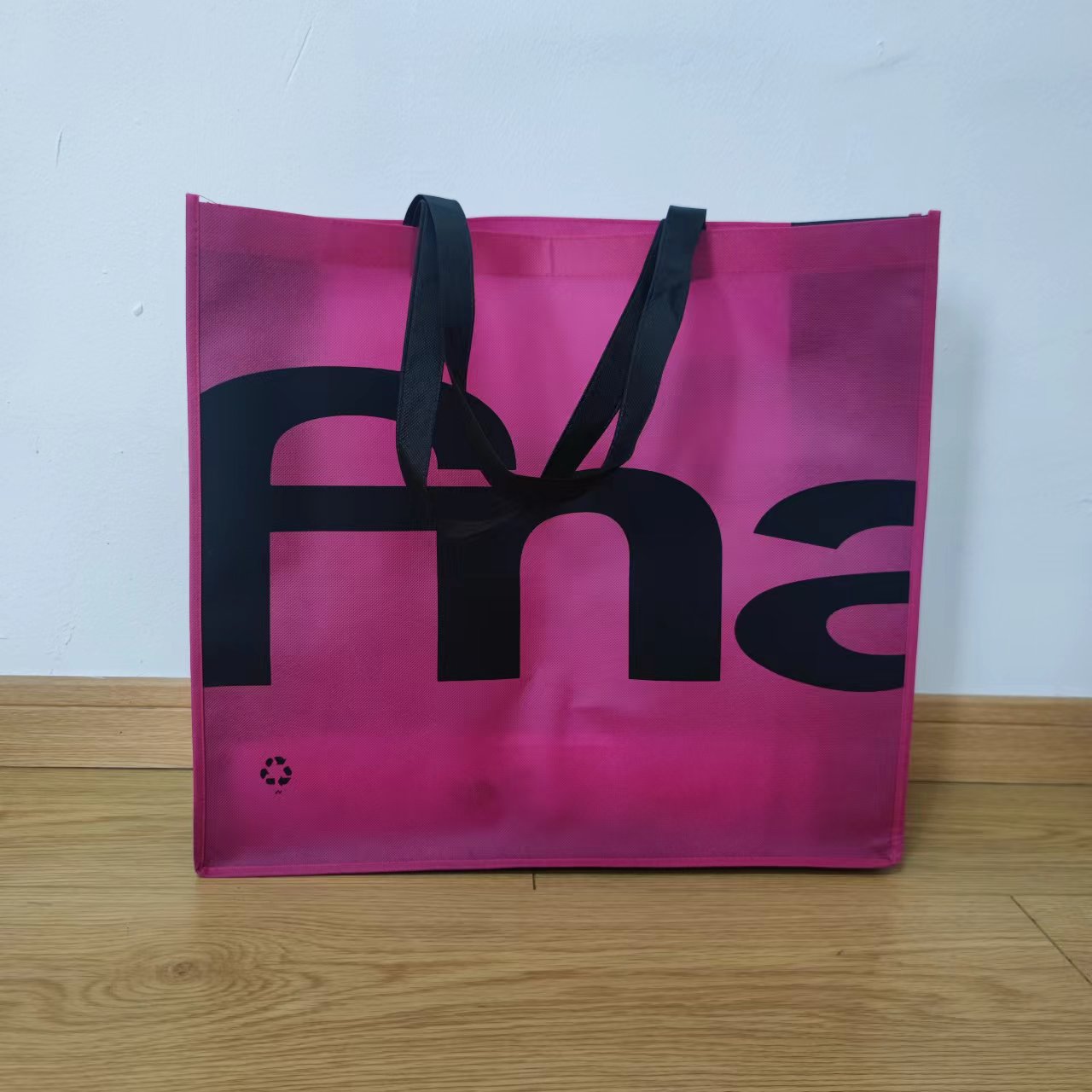 Non-Woven Environment-Friendly Back And Shoulder Printed Handbag Application Scenario