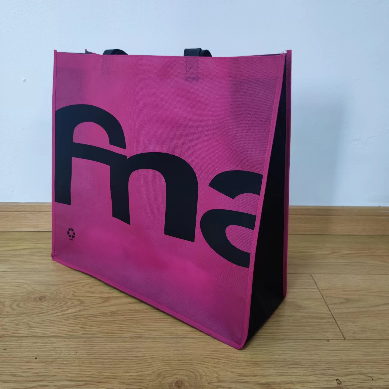 Non-Woven Environment-Friendly Back And Shoulder Printed Handbag details Picture