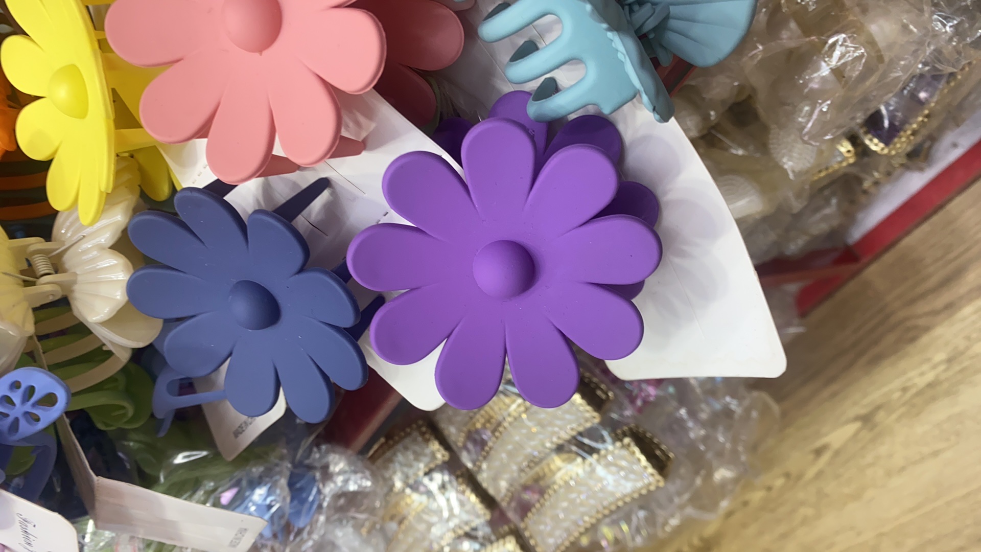 Yiwu International Trade City is good again to jewelry 3569 stall hair claw wholesale new macaron large sun flower grab clip Japanese and Korean Internet red with the same temperament simple hair clip wholesale female thumbnail
