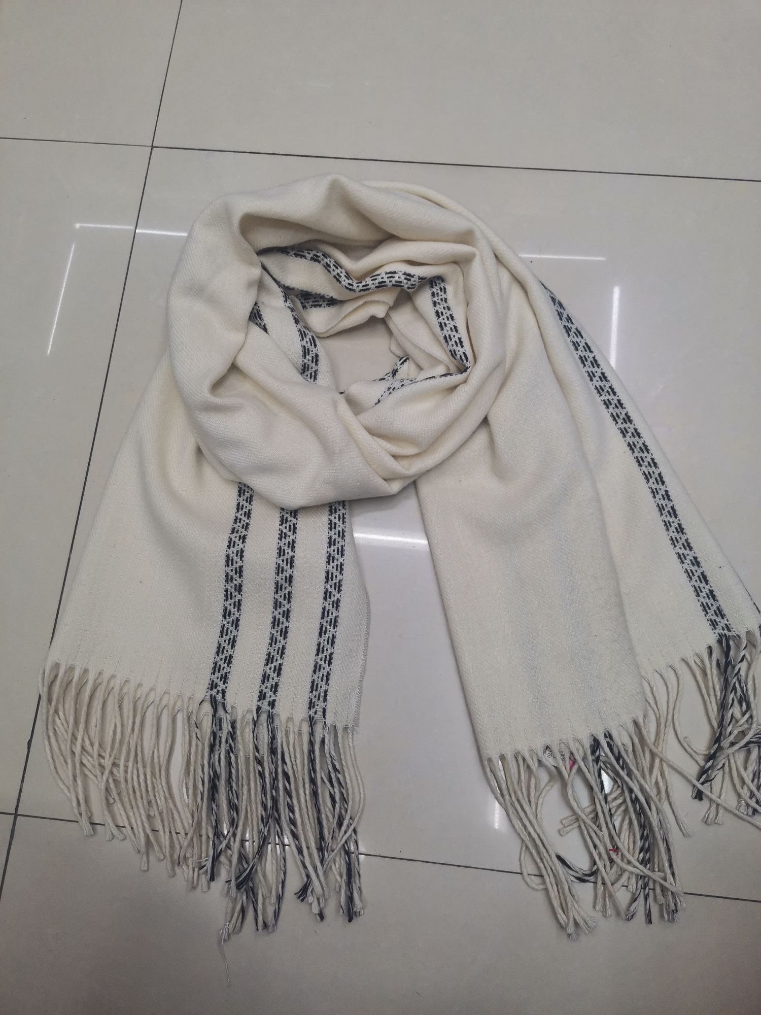 White Wipes With Vertical Stripes On Both Sides details Picture