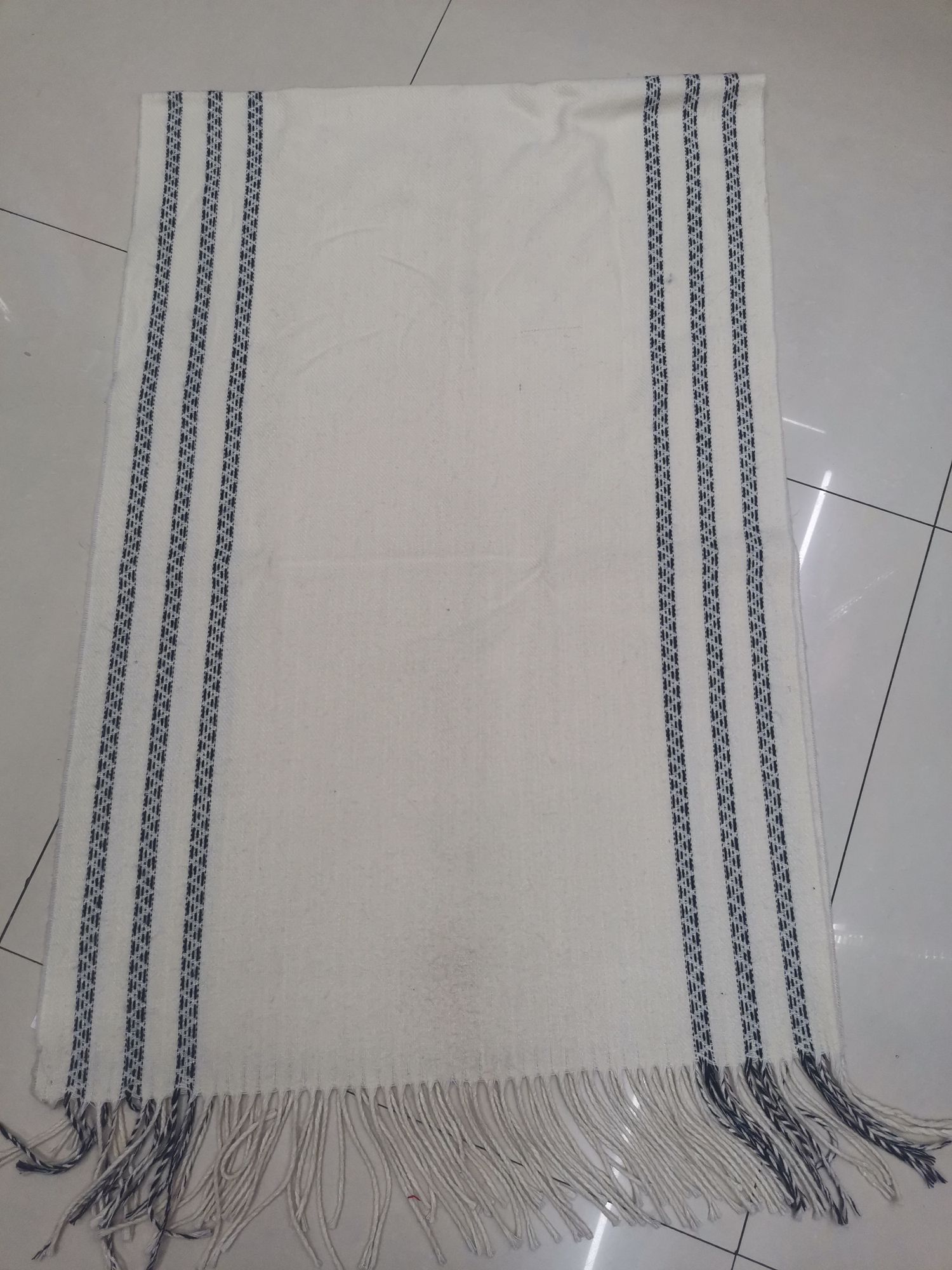 White Wipes With Vertical Stripes On Both Sides Application Scenario
