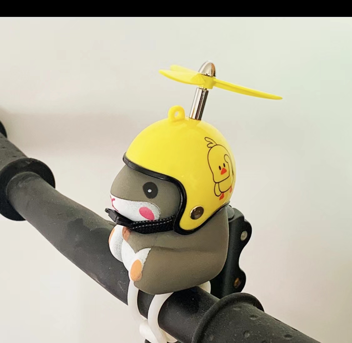 网红仓鼠车载摩托车电动车摆件黄鸭装饰品头盔竹蜻蜓破风鸭公仔 详情6